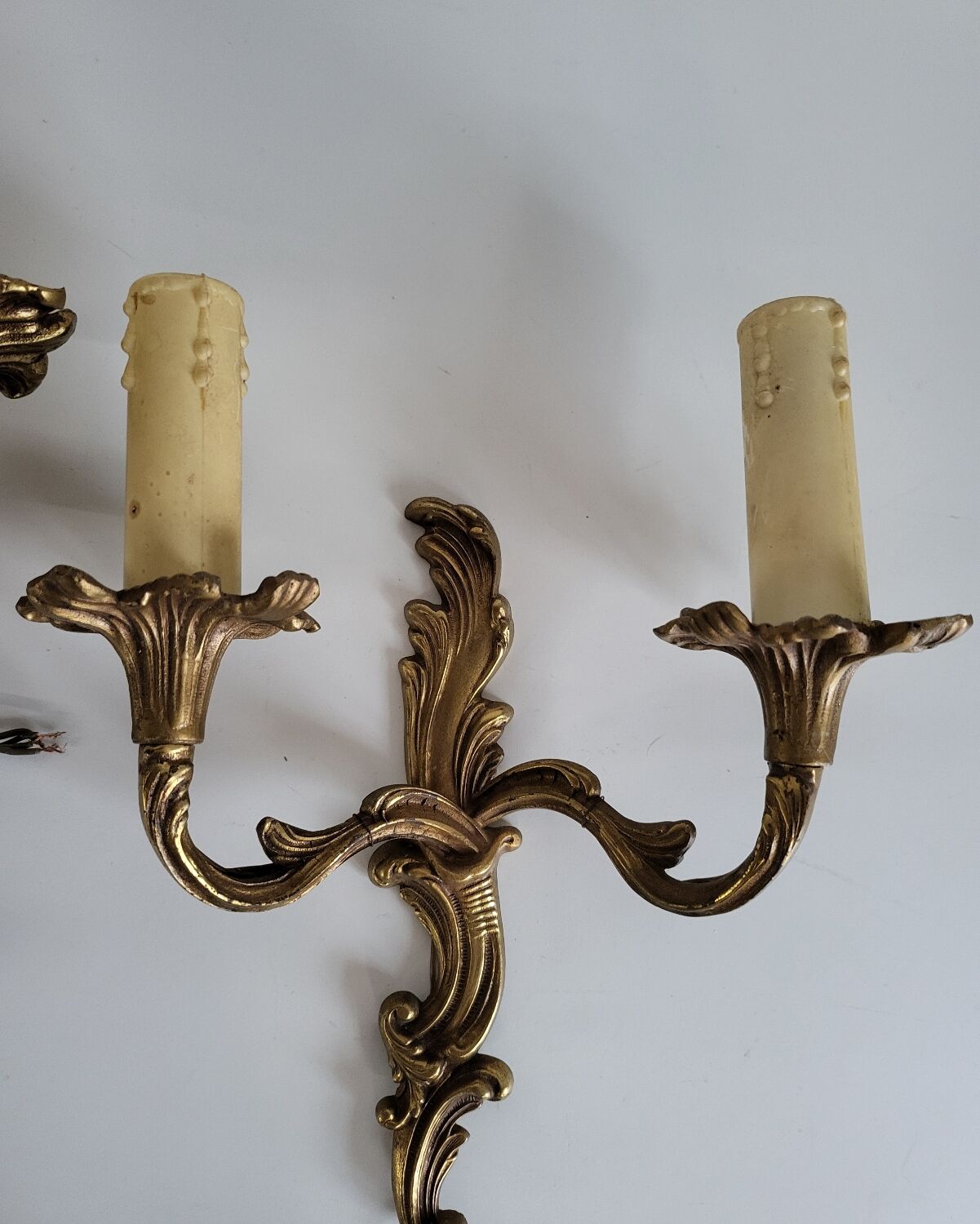 Ancienne paire d'appliques en métal doré style Louis XV - 2 lumières