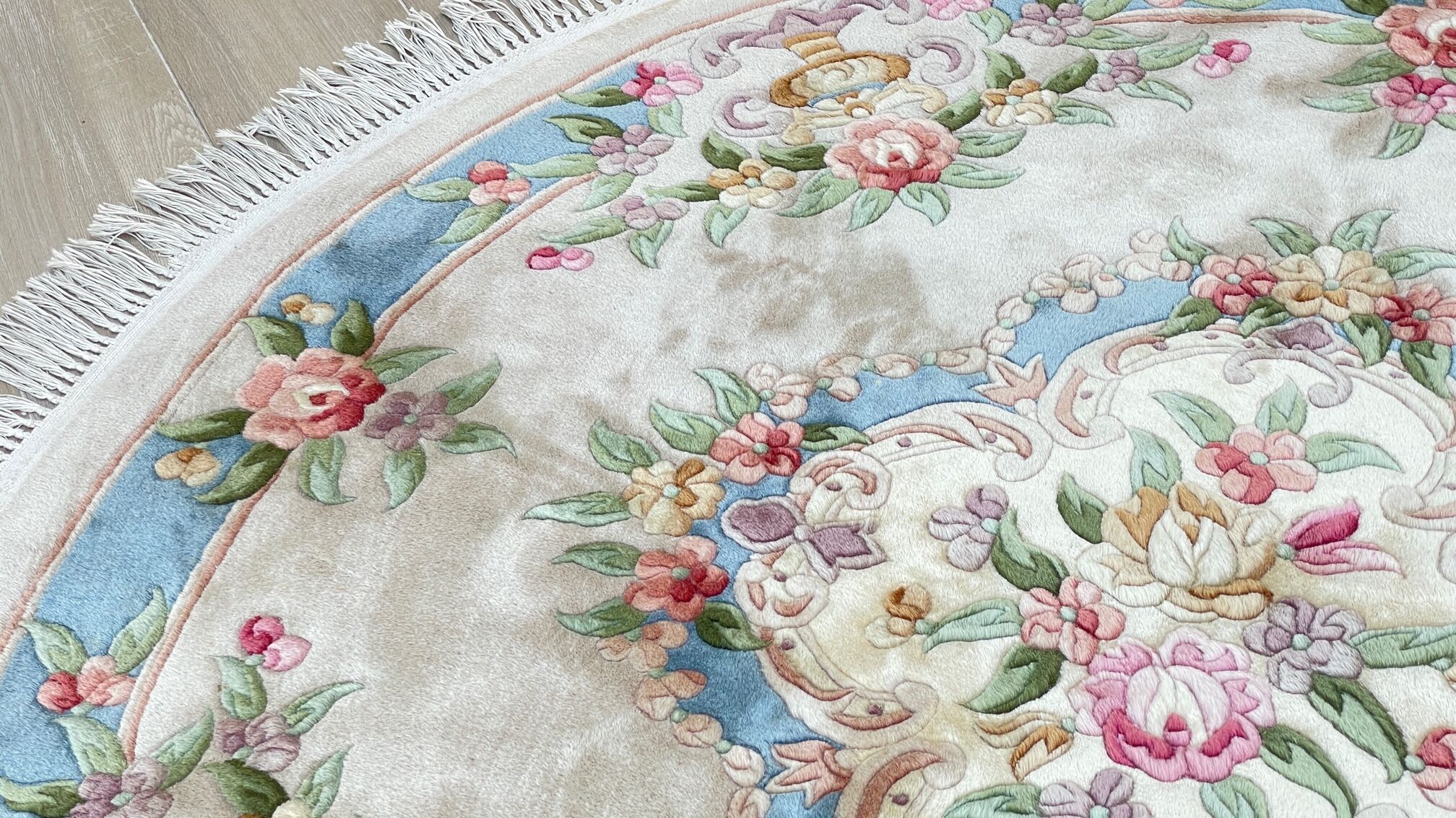 Vintage Chinese carpet round diam 180cm