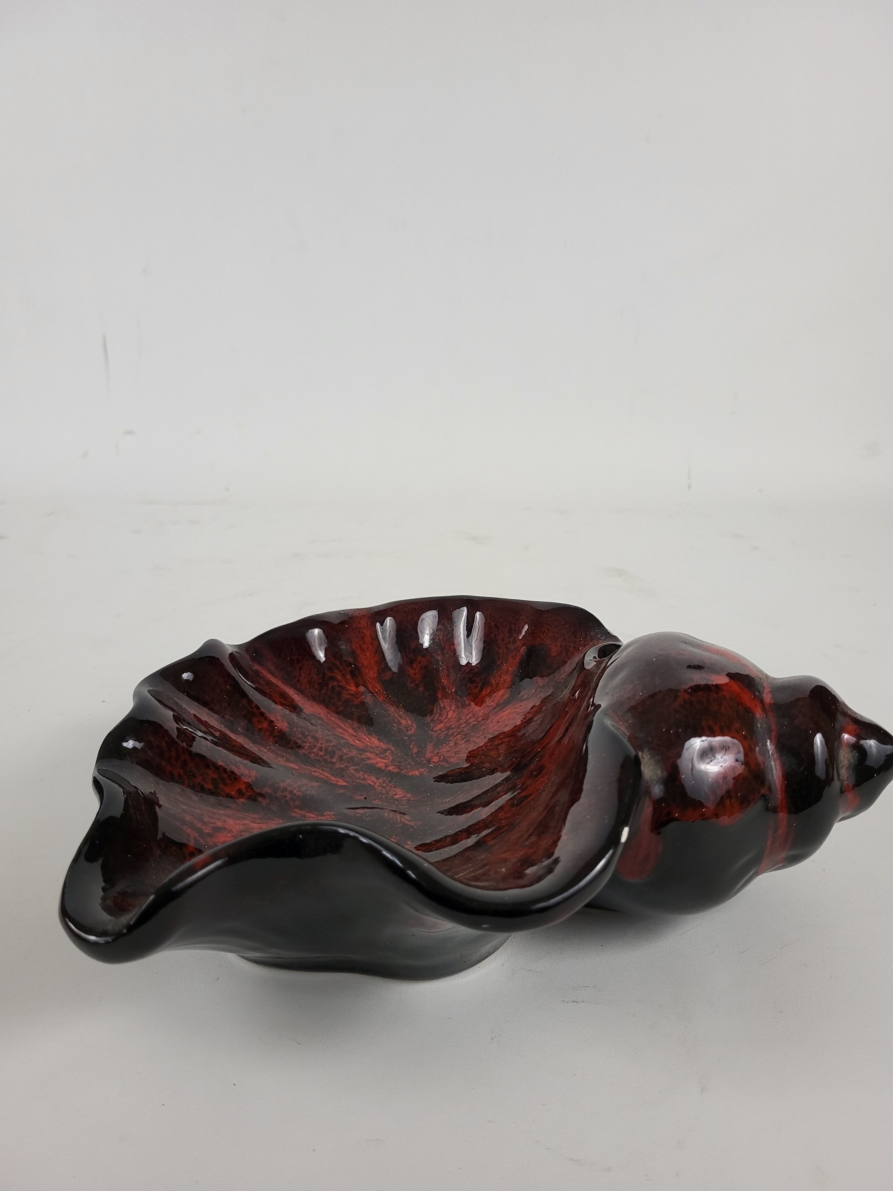 Empty ceramic pocket in the shape of a shell