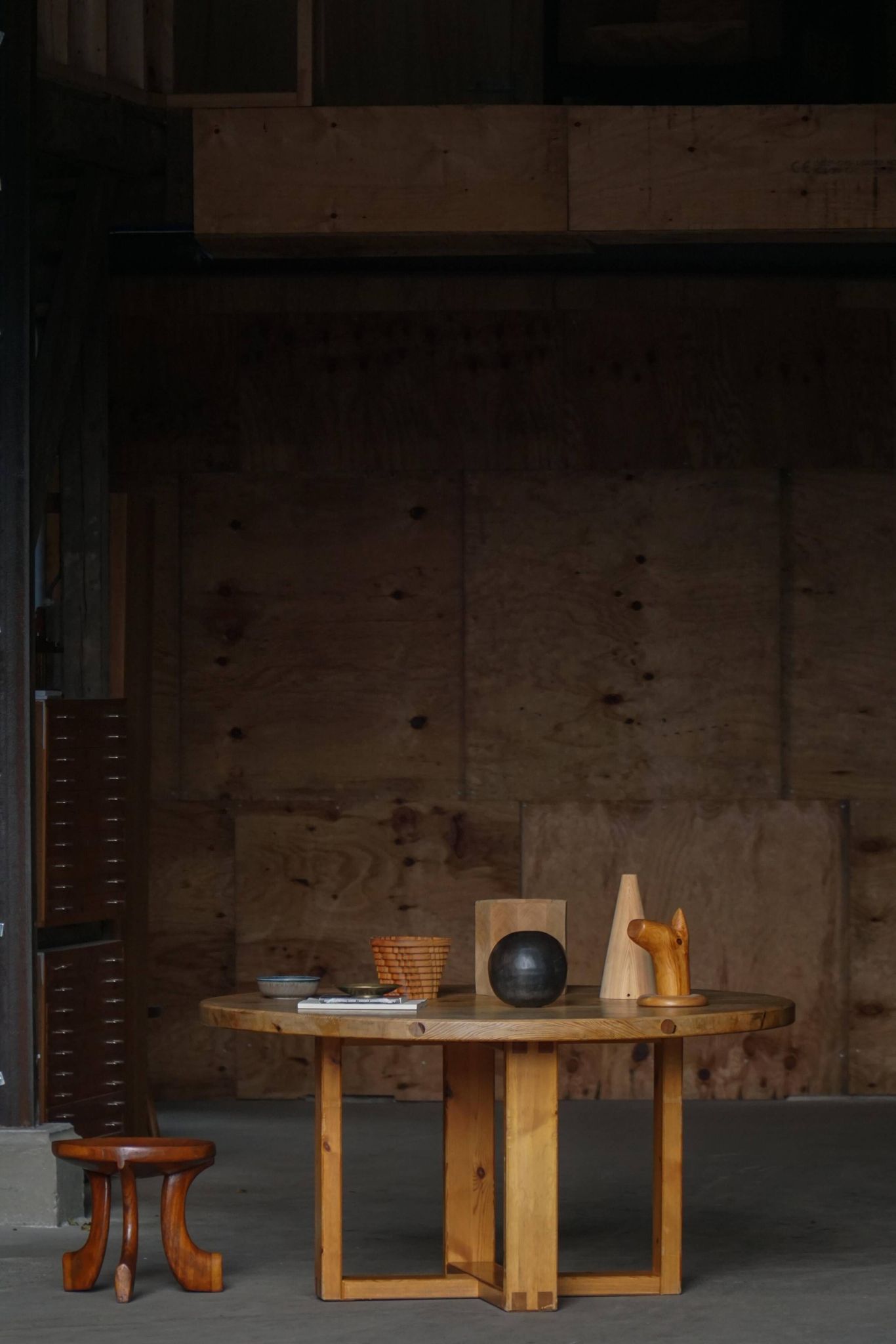 Round table in pine by Roland Wilhelmsson, mid-20th century.