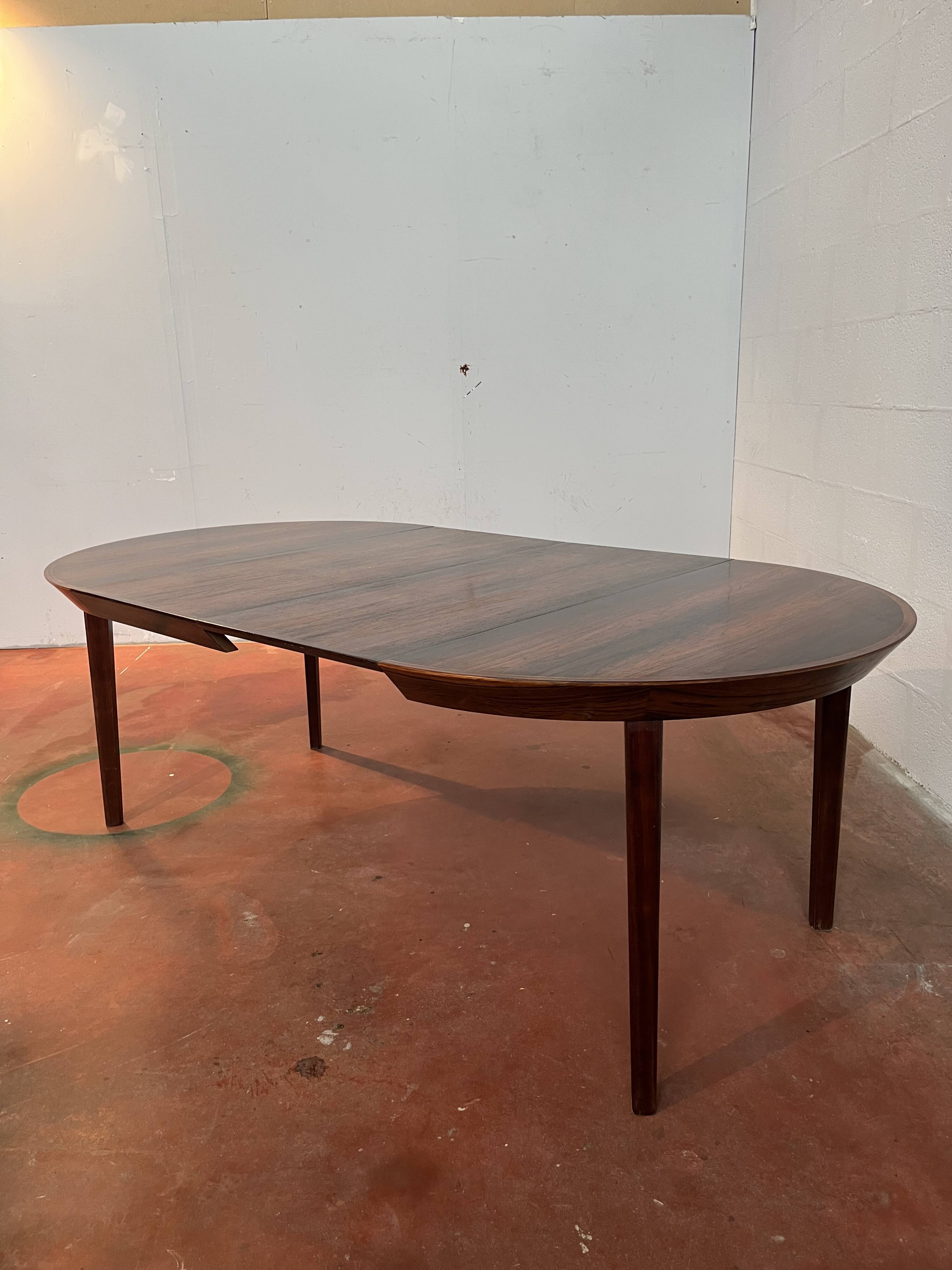 Ole HALD round table model "33" with double extension Denmark 1960