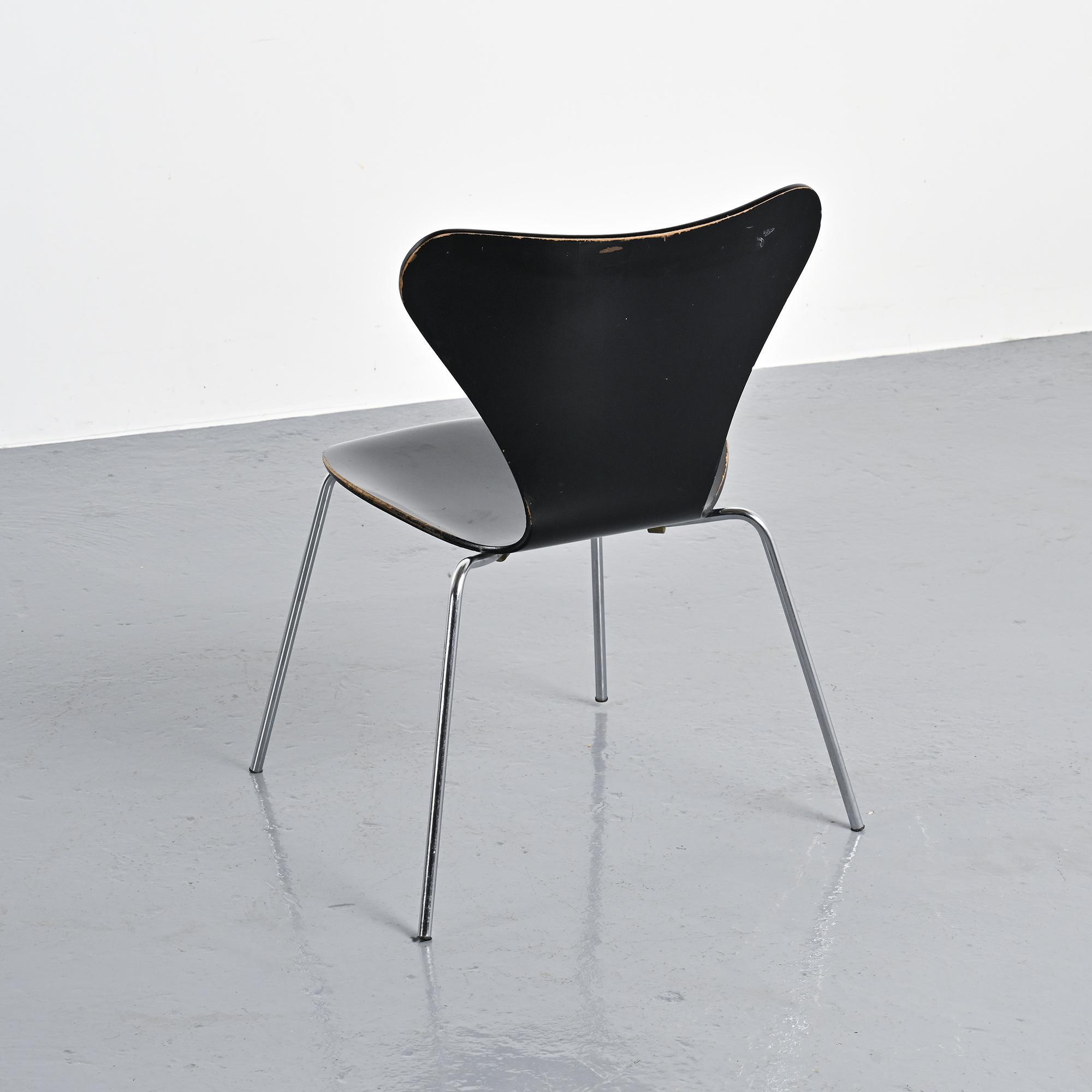 Suite de 8 chaises modèle 3107 par Arne Jacobsen, circa 1974