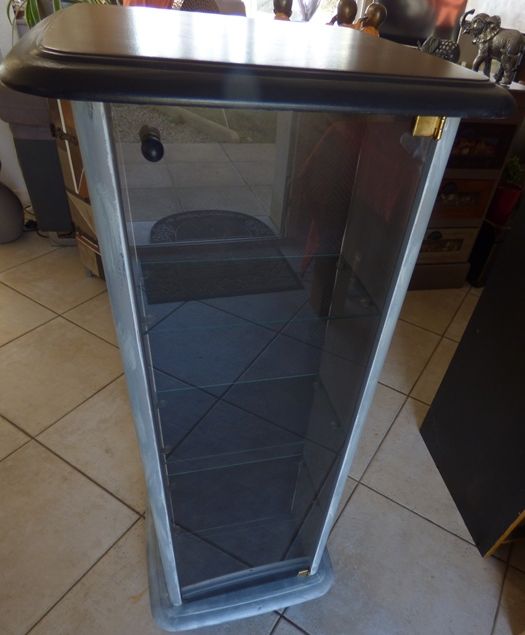 Two-sided furniture in quality wood merisier passes everywhere two sides with swivel top