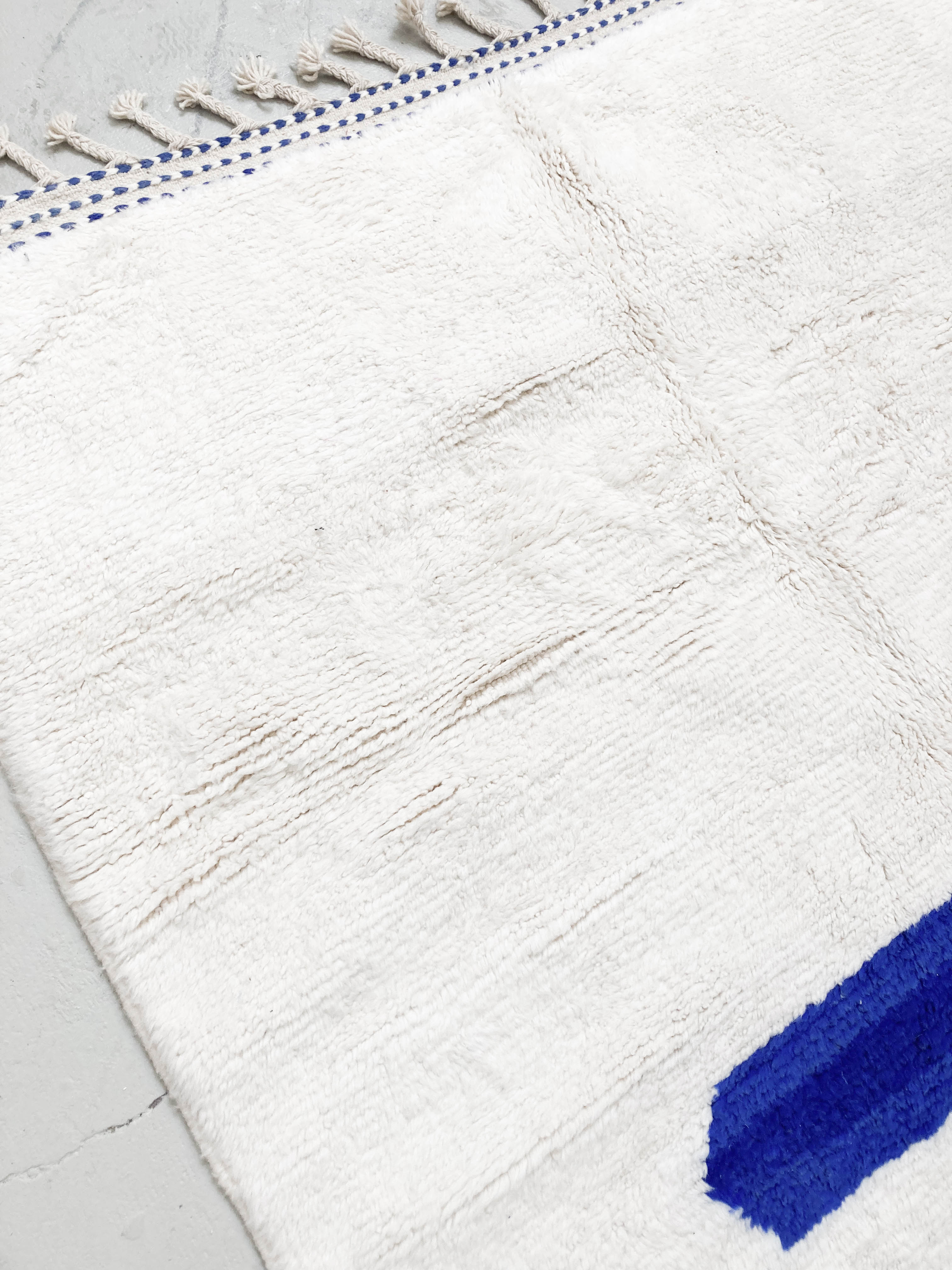 Moroccan Berber carpet beni ouarain ecru with majorelle blue patterns 235x180cm