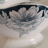 Saucière de St Amand et Hamage, terre de fer modèle Suzanne fleurs vertes