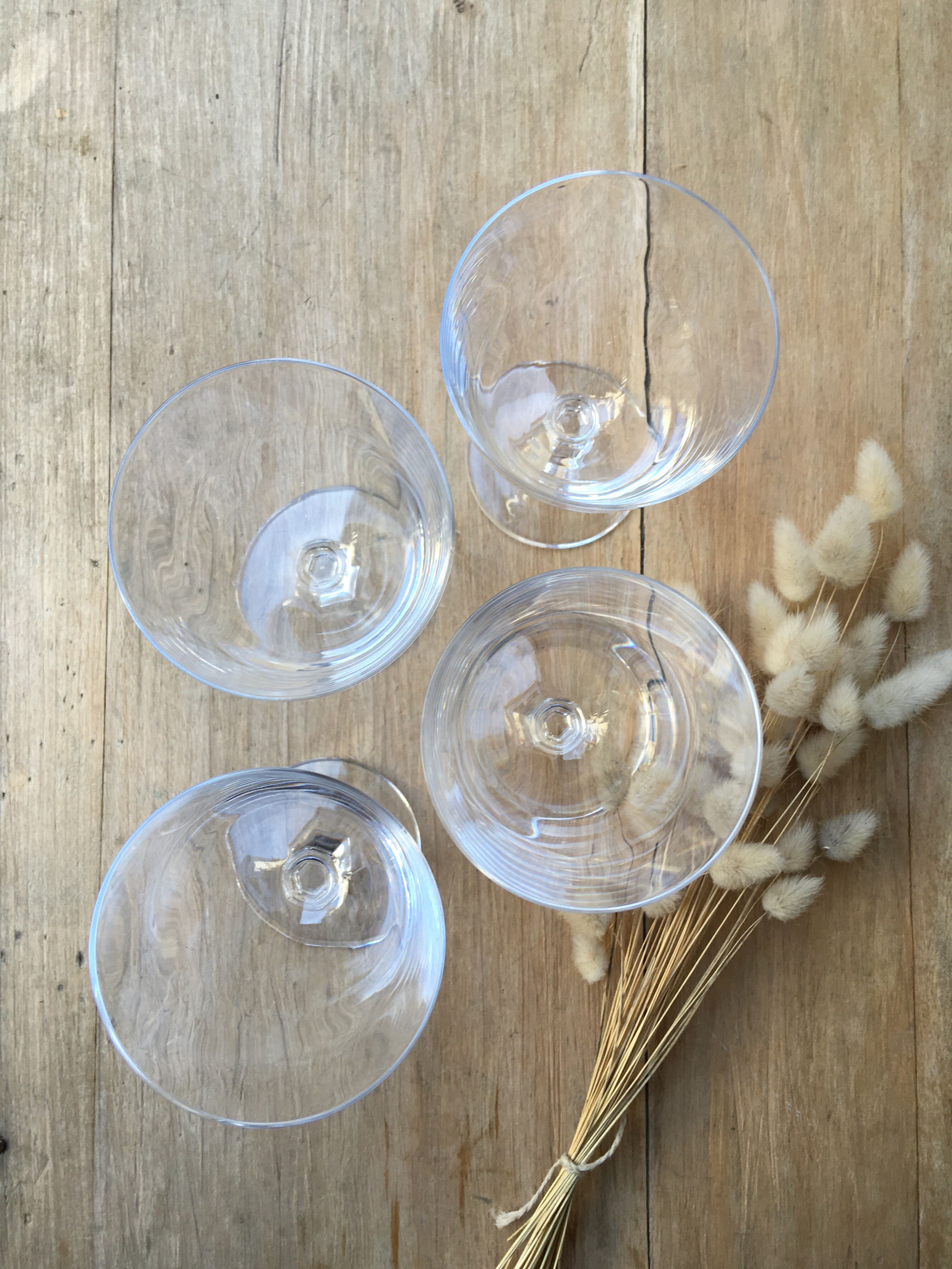 Wine glasses with chiseled foot