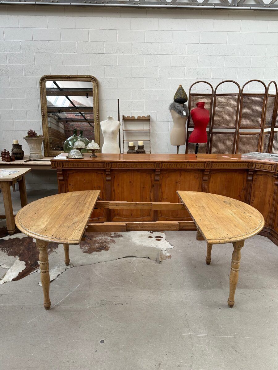 Round table in solid oak with its two extensions.
