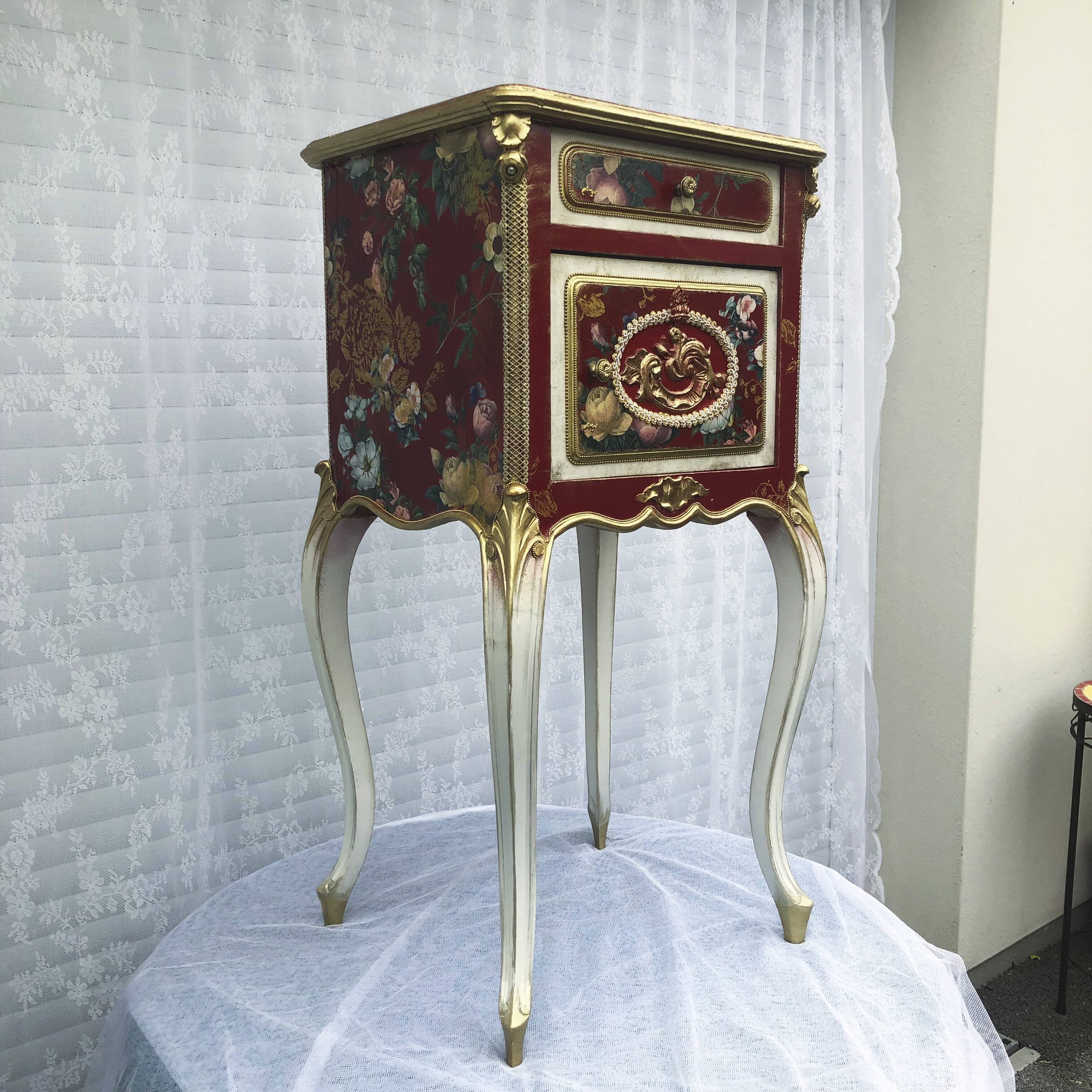 Meuble relooké baroque – pièce décorative rouge et doré