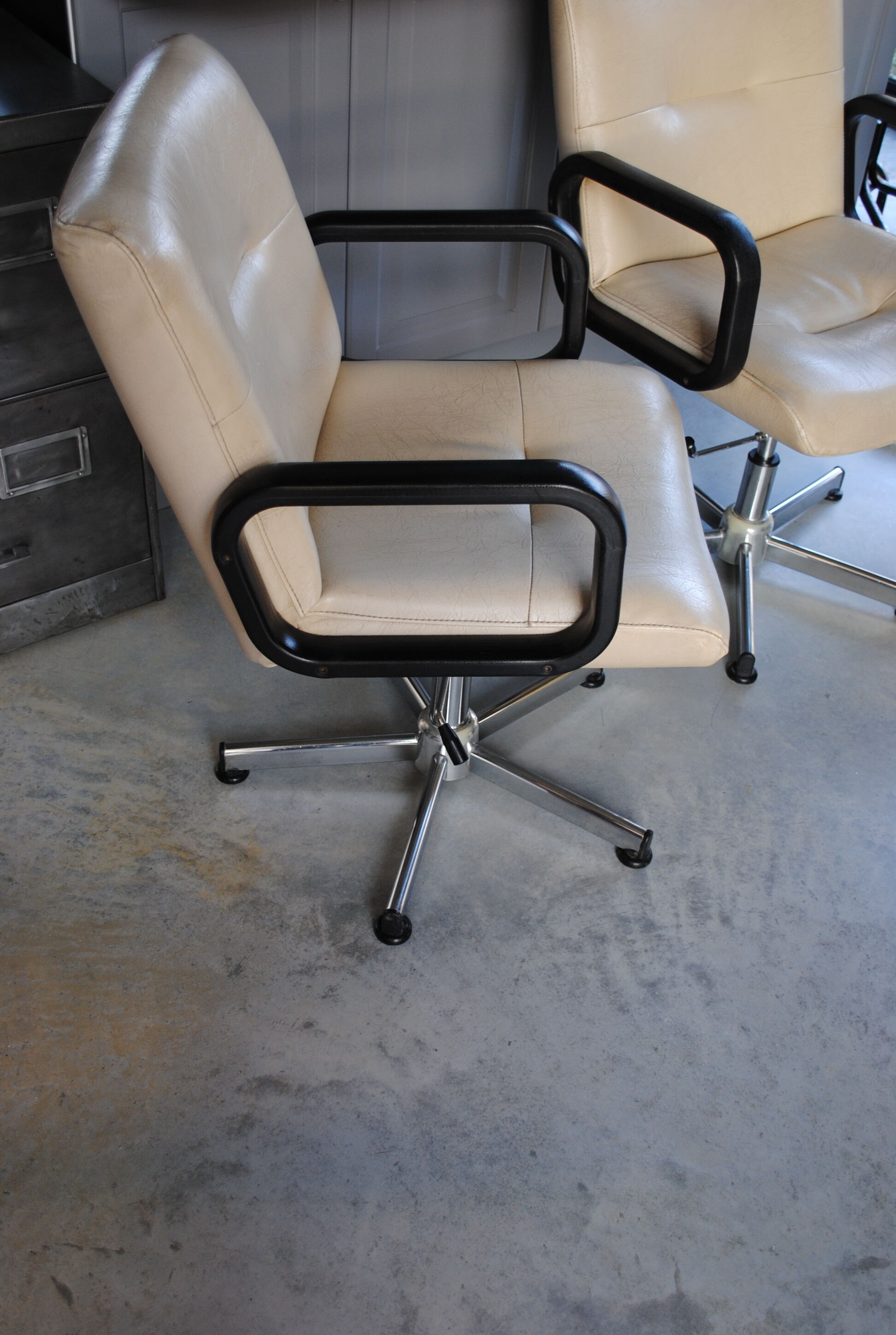 Lot de 3 fauteuils de bureau en cuir année 70