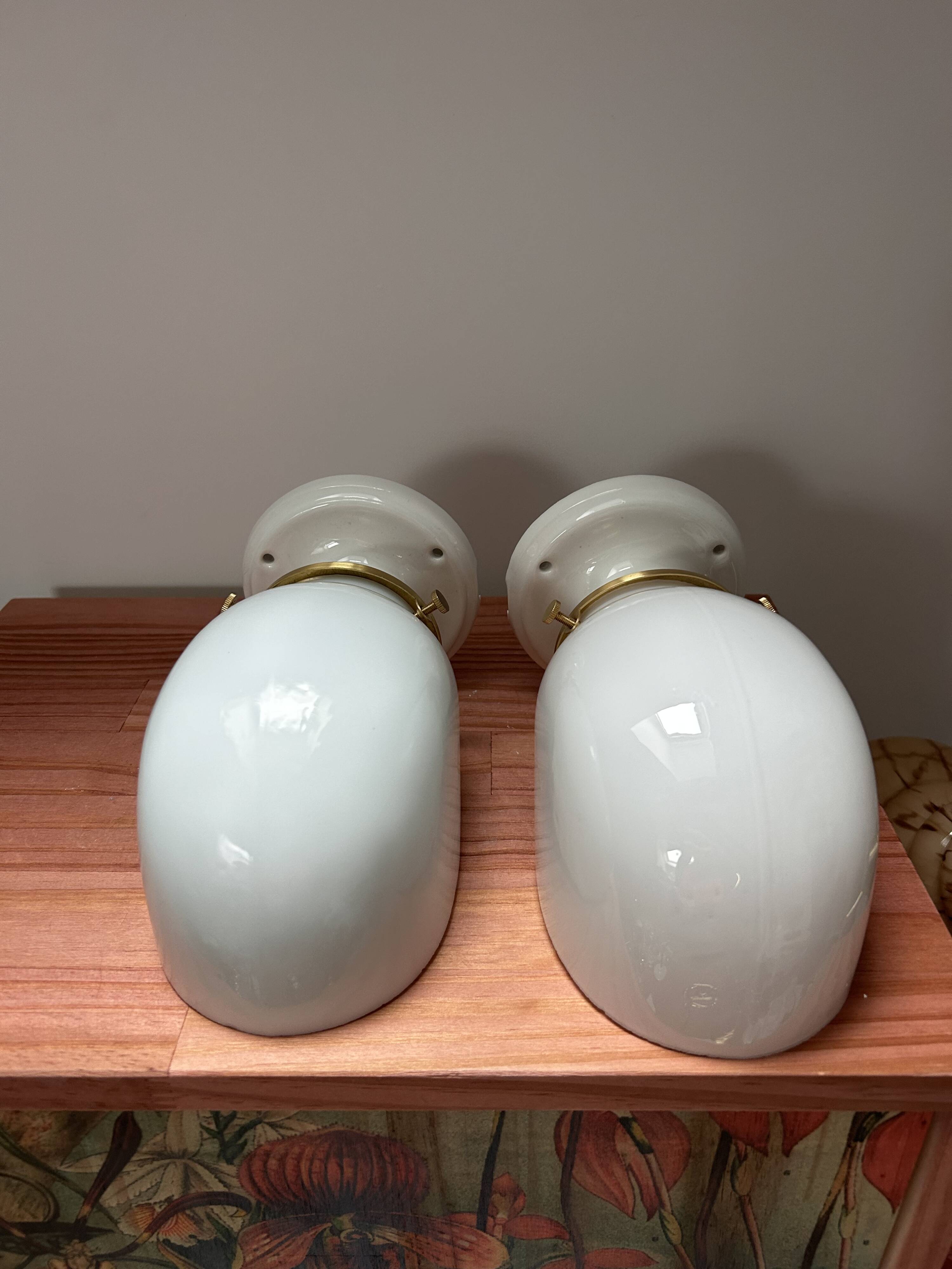Paire d’appliques vintage en opaline blanche