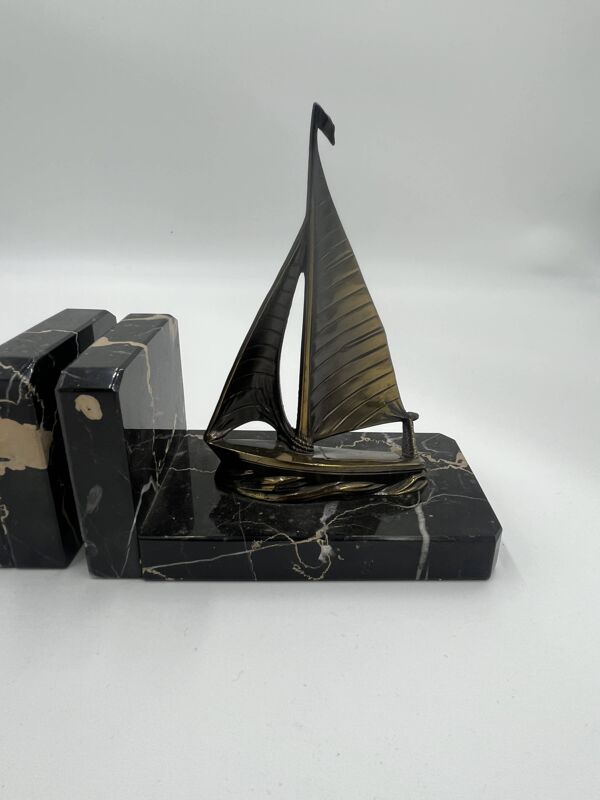 Serre-livres Voilier en marbre et bronze, Art Déco