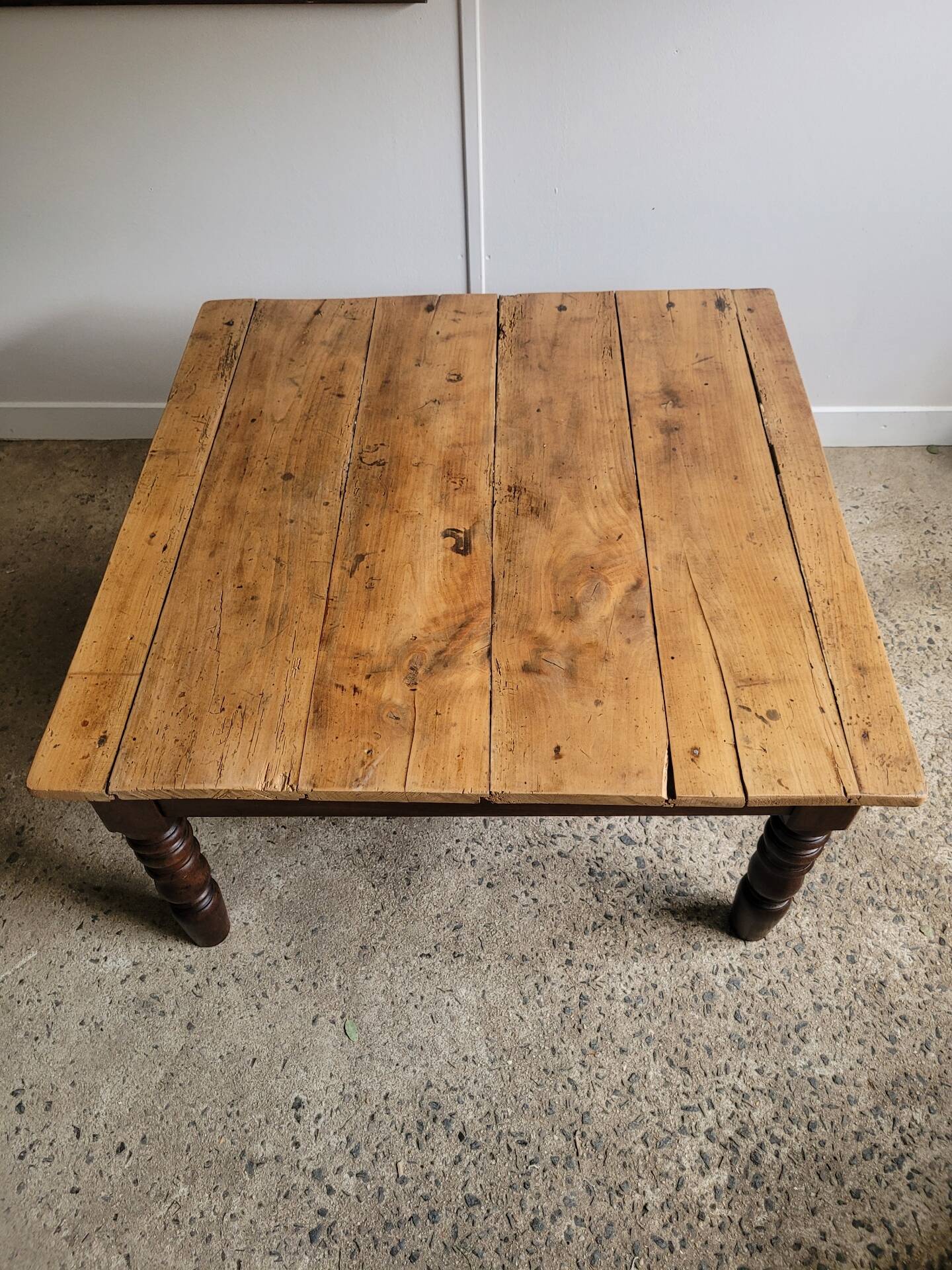 Wooden coffee table with turned legs