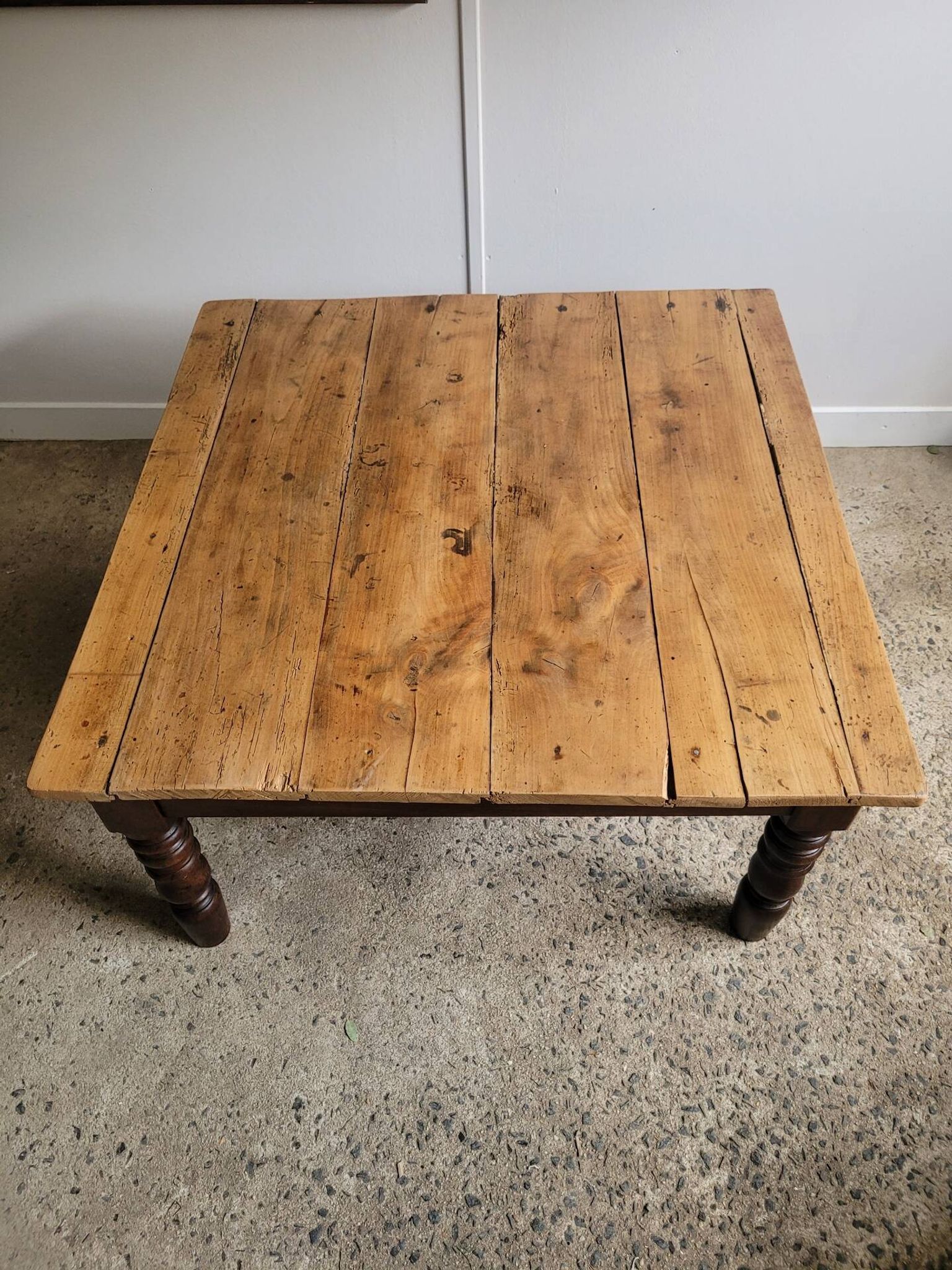 Wooden coffee table with turned legs