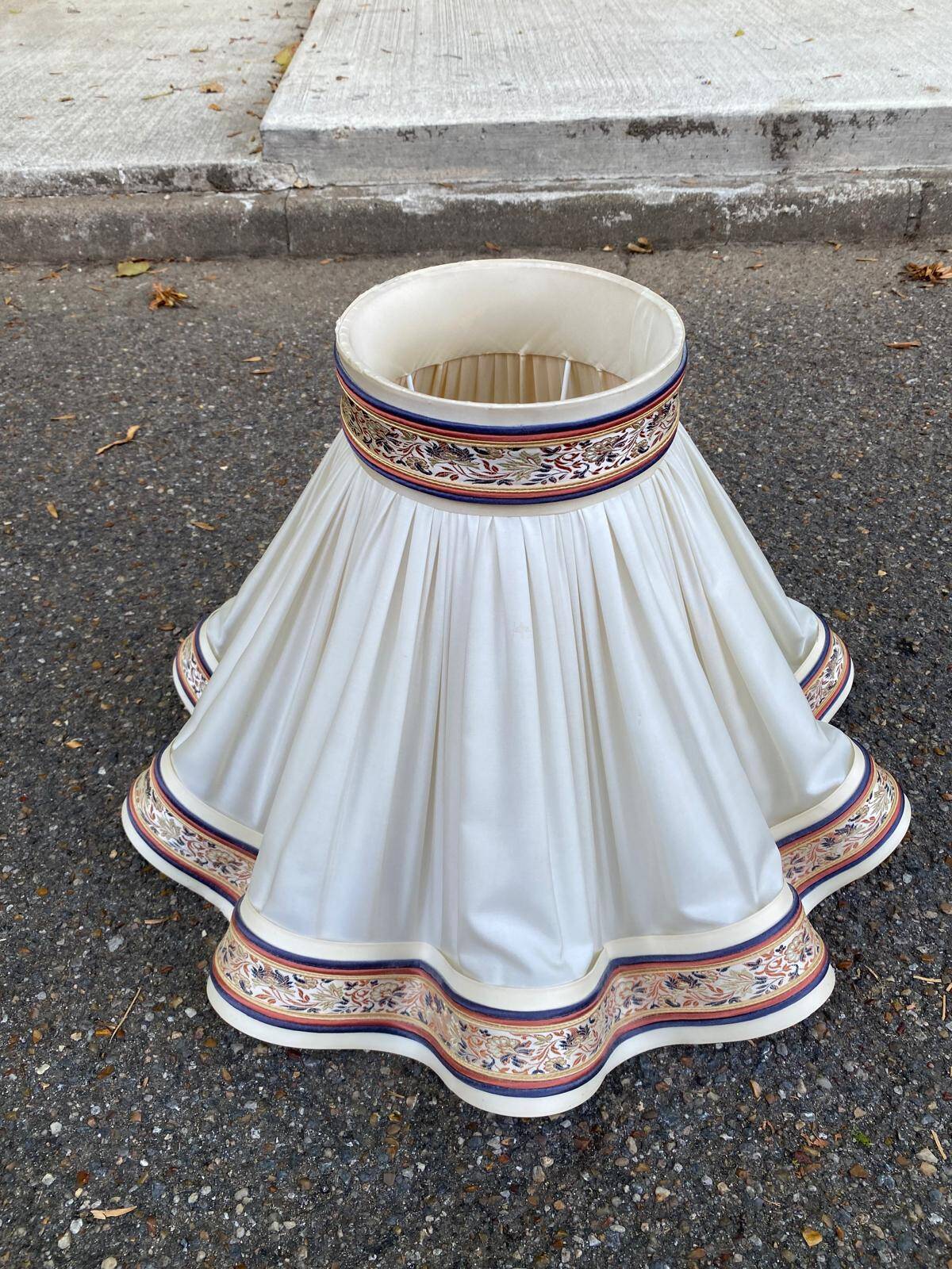 Vintage pleated scalloped lampshade — Cream fabric & floral embroidered trim