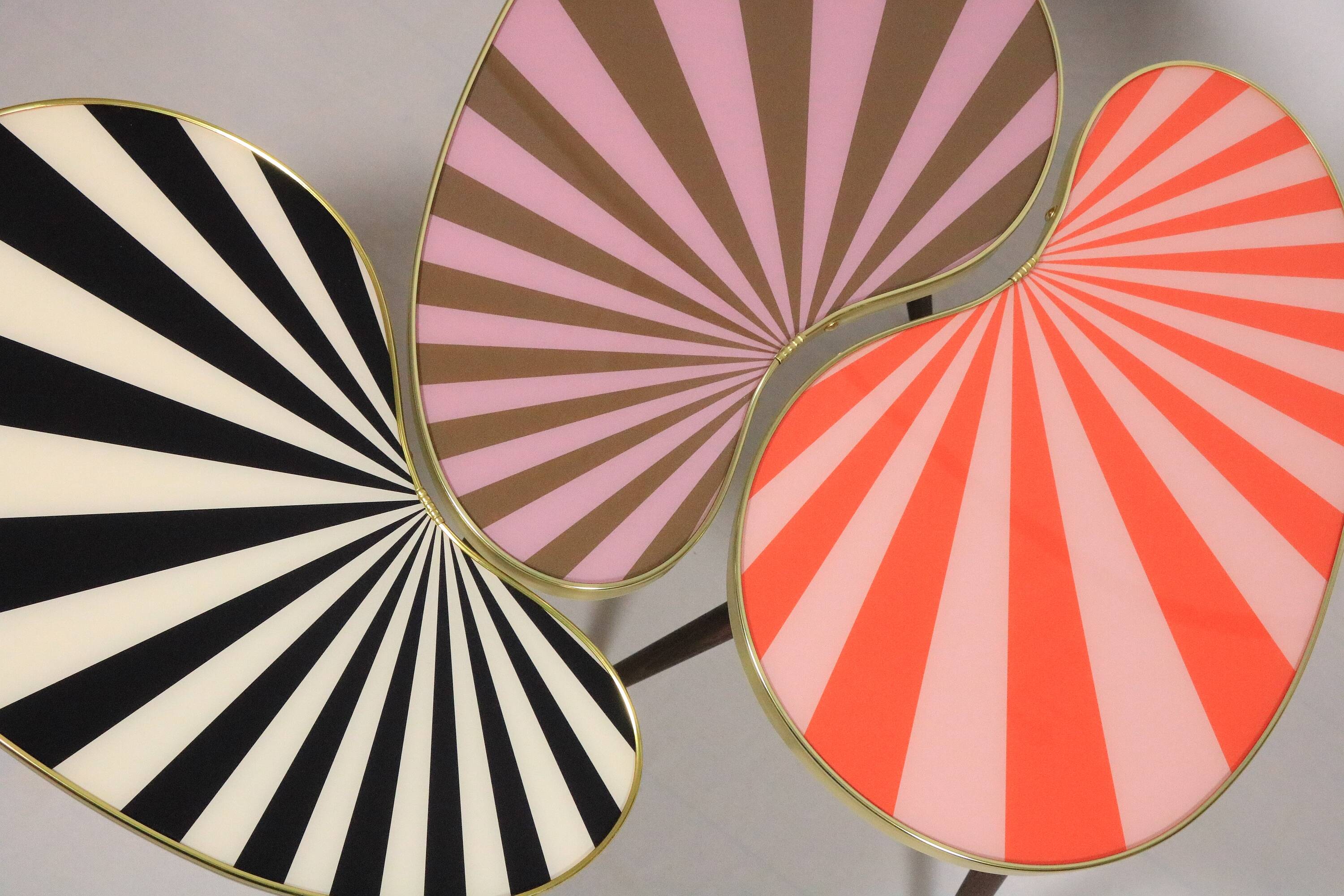 Side table, kidney-shaped, red-pink stripes, three elegant legs, 50s style