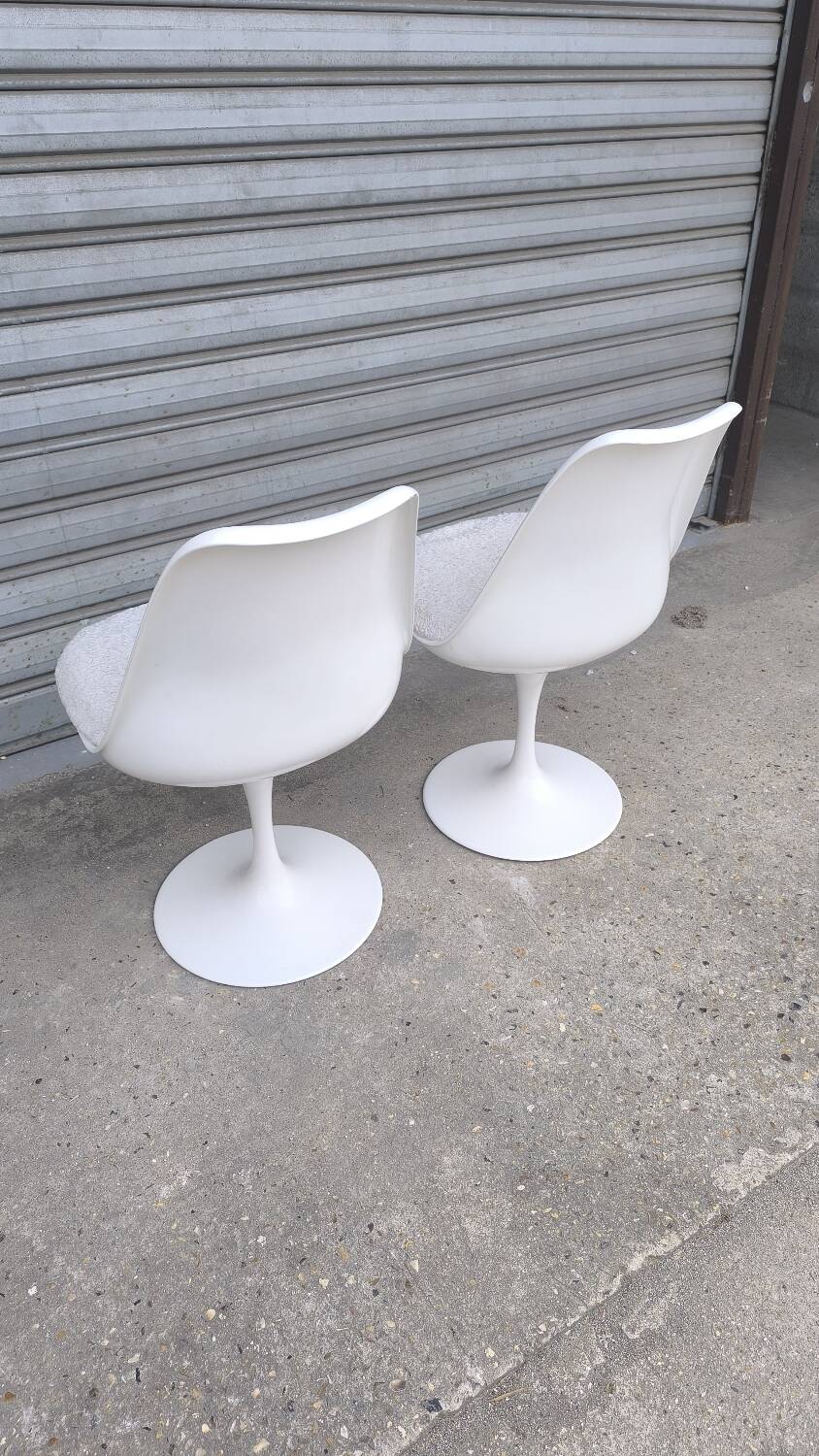 Pair of tulip chairs by Eero Saarinen for Knoll International