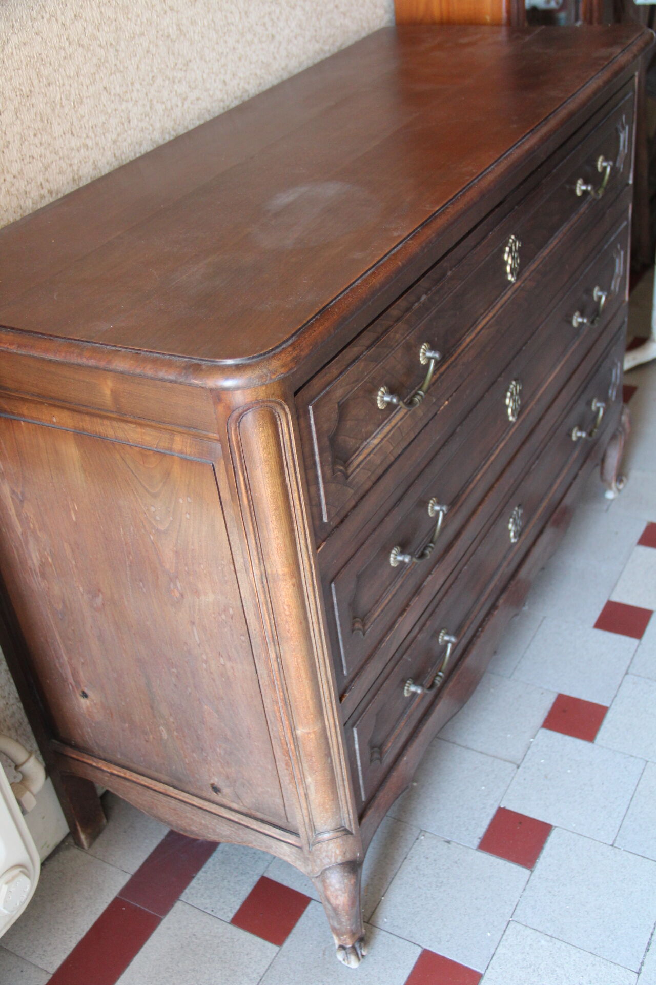 Commode régionale de style Louis XV