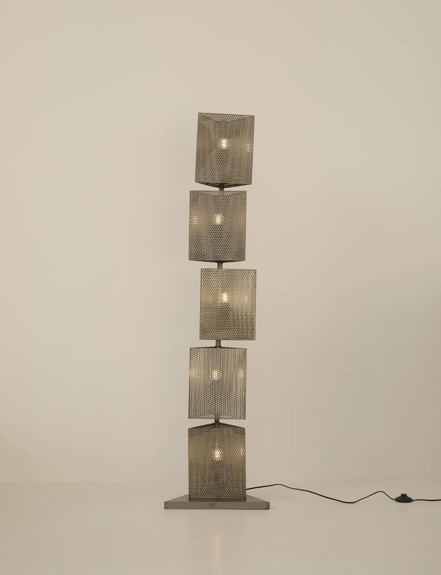 Lampadaire 5 feux mobiles Moderniste en métal perforé Circa 1980