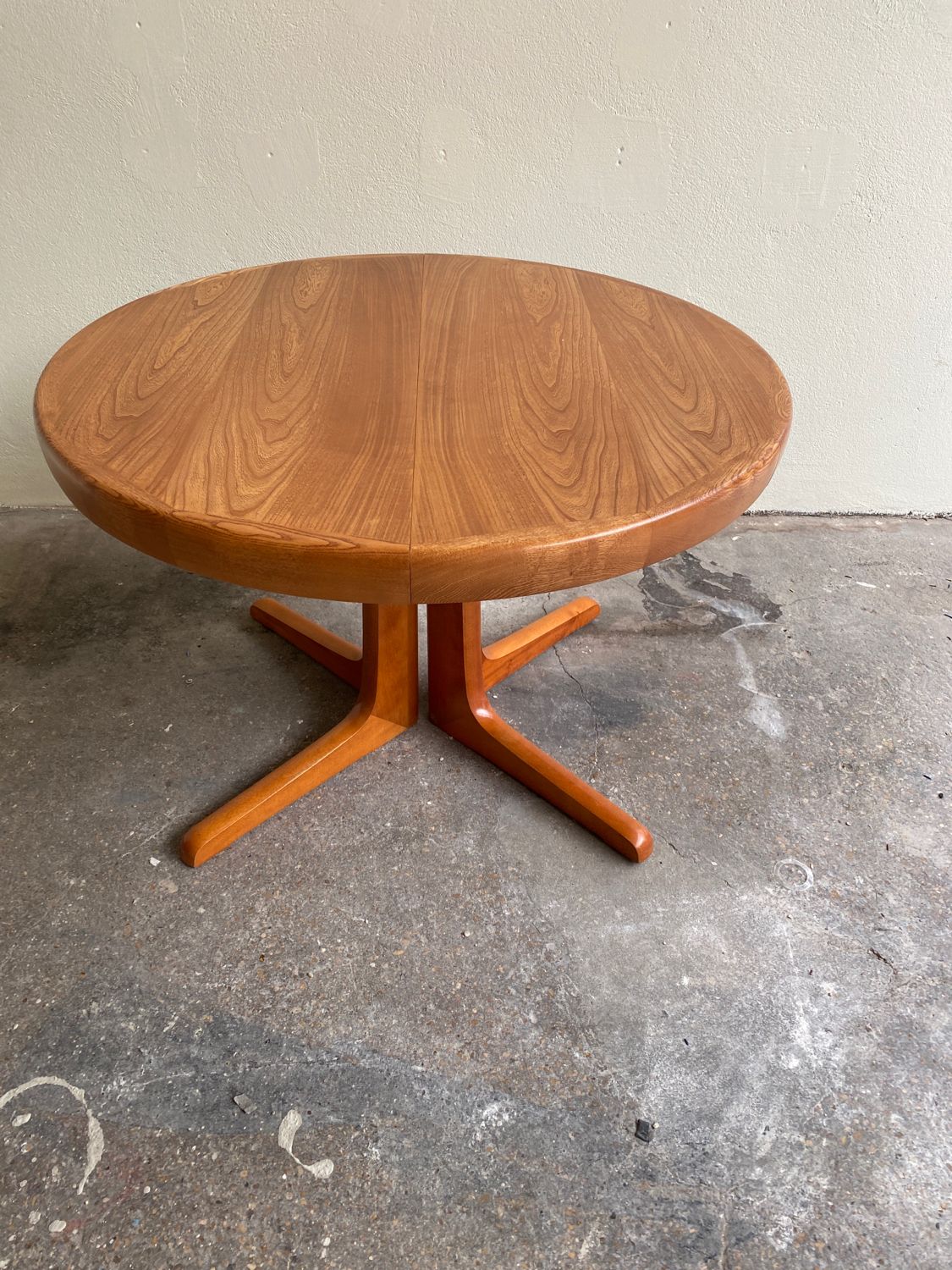 Baumann dining table