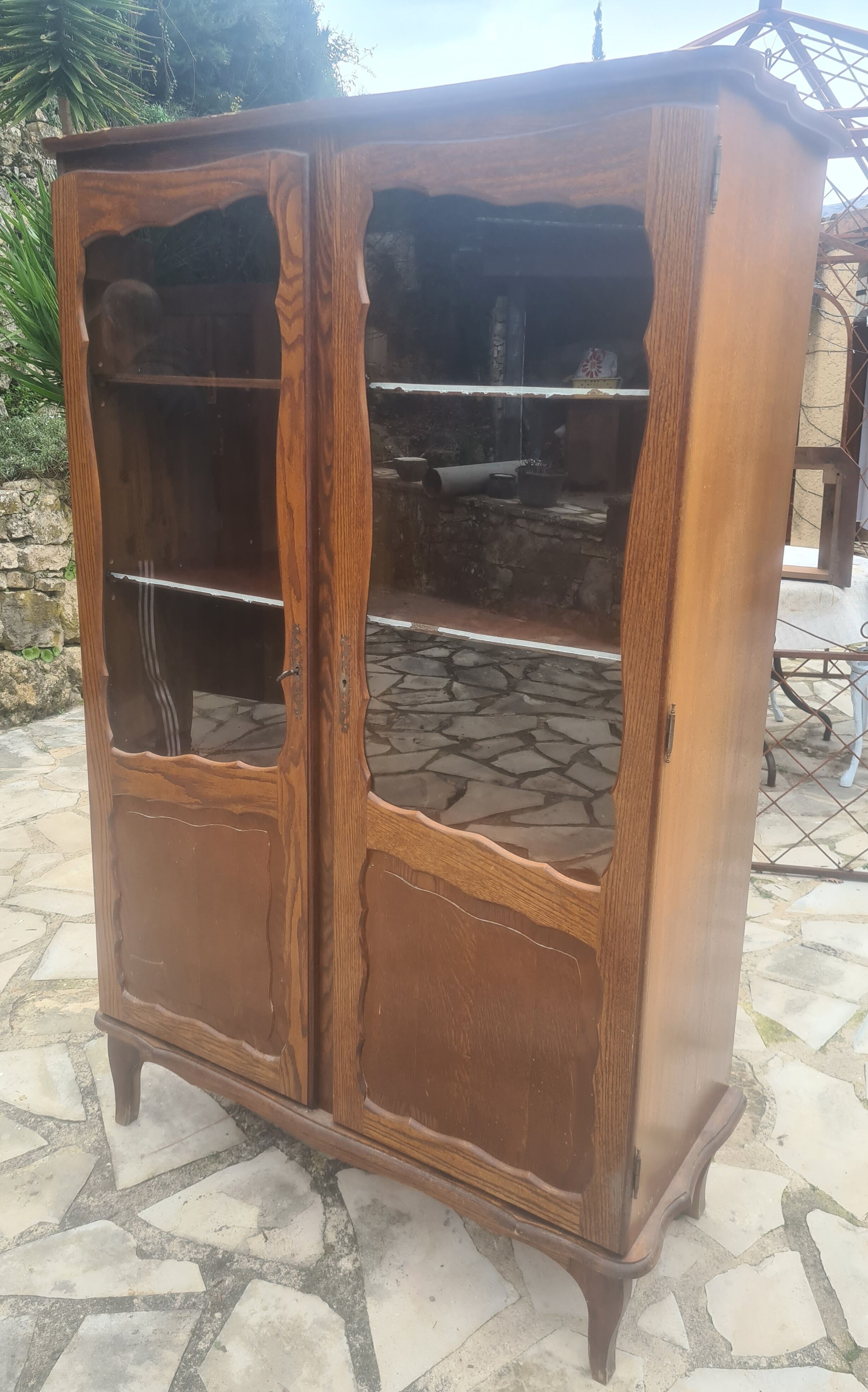 Armoire avec portes vitrées