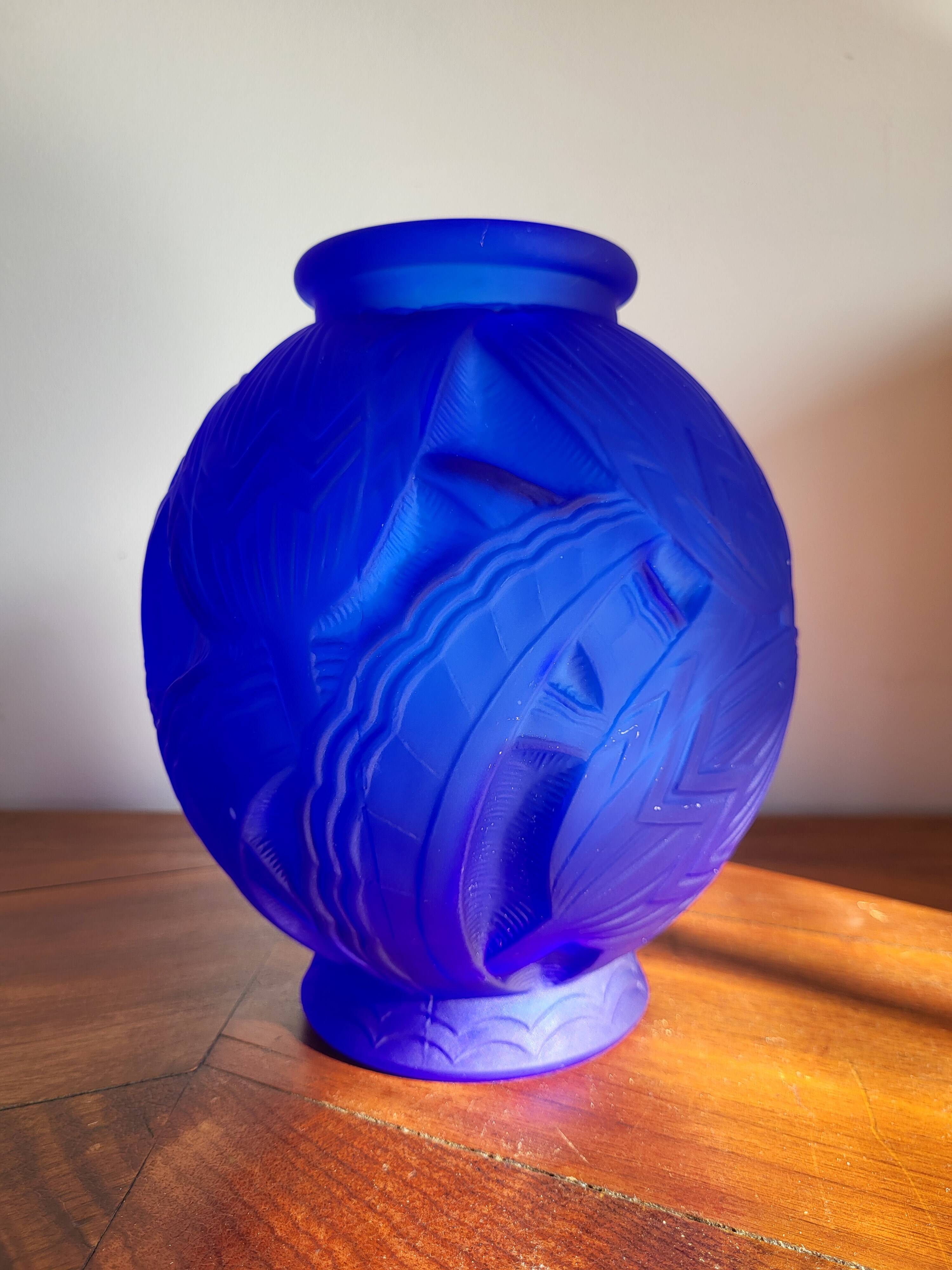 Vase art déco en persglas bleu givré, « Les nénuphars » Pierre D'Avesn