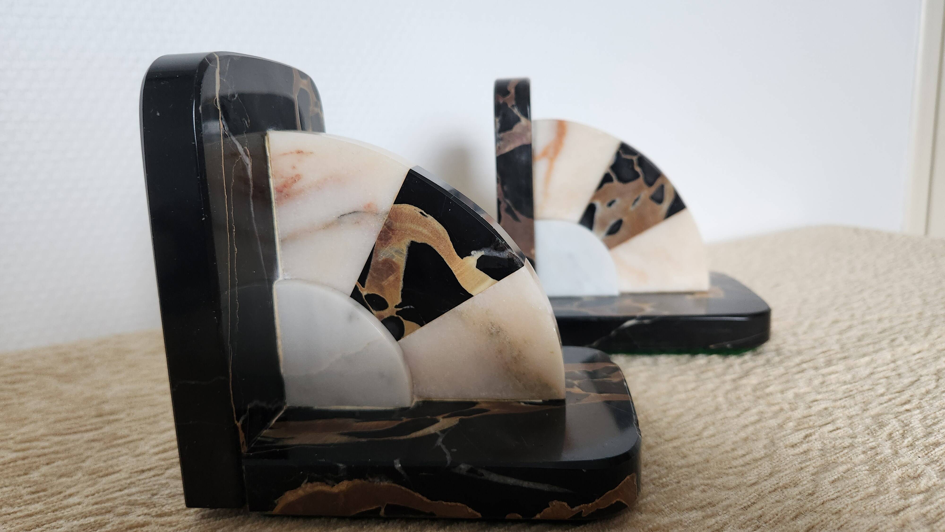 Art Deco pair of bookends in Portor marble and onyx, 1930s-1950s.