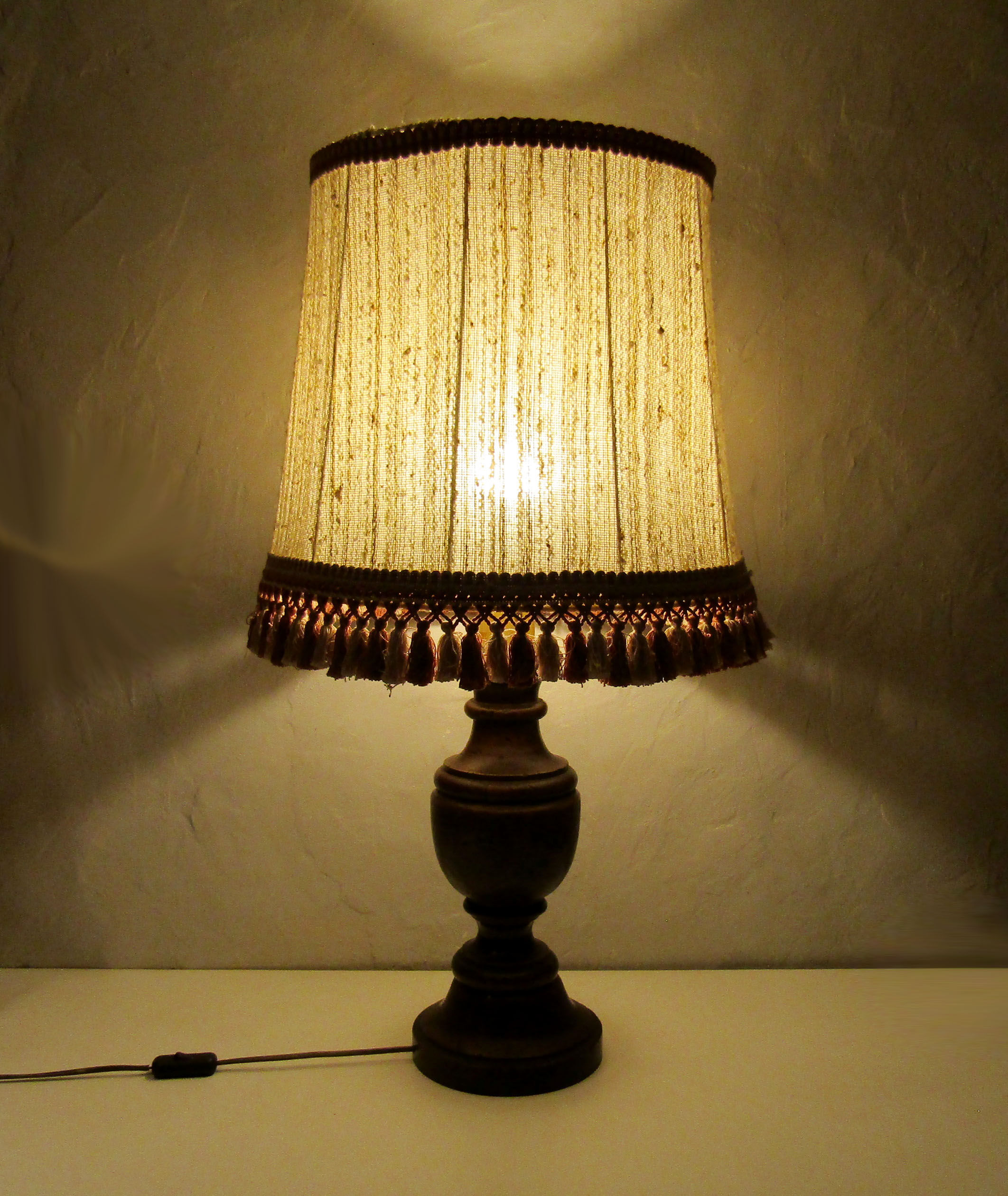 Wood lamp turned offal during pompoms