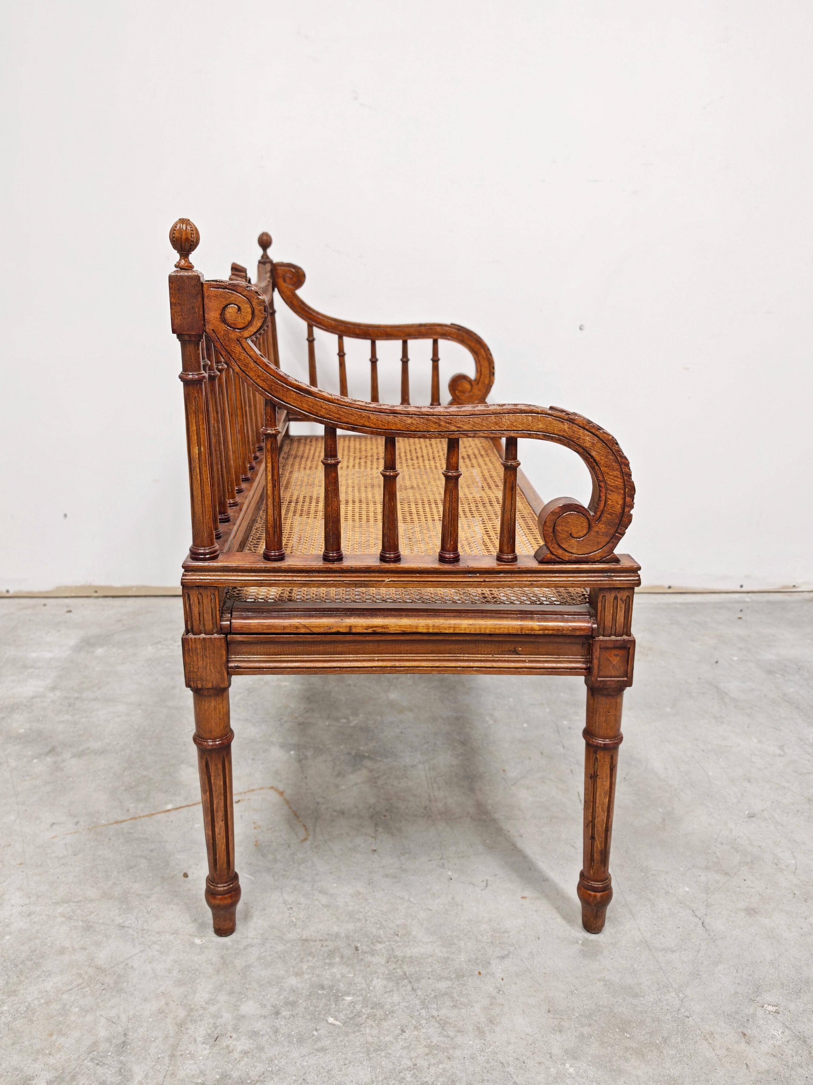 Banc sculpté à la main style Louis XVI avec siège en cannage tissé
