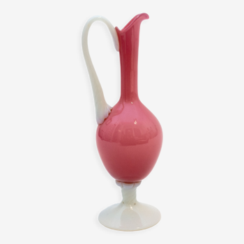 Vase à anse en opaline rose