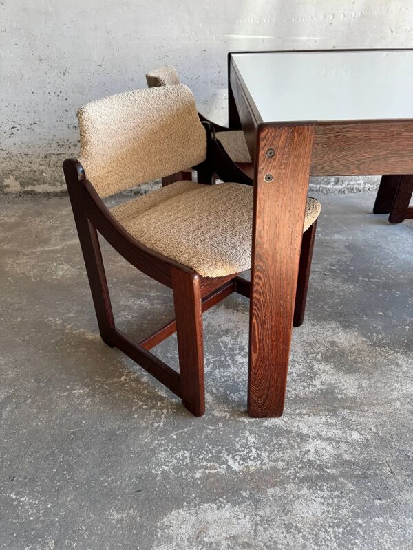 Table à manger en stratifié blanc des années 50 avec base en bois foncé et 4 chaises rembourrées beiges.