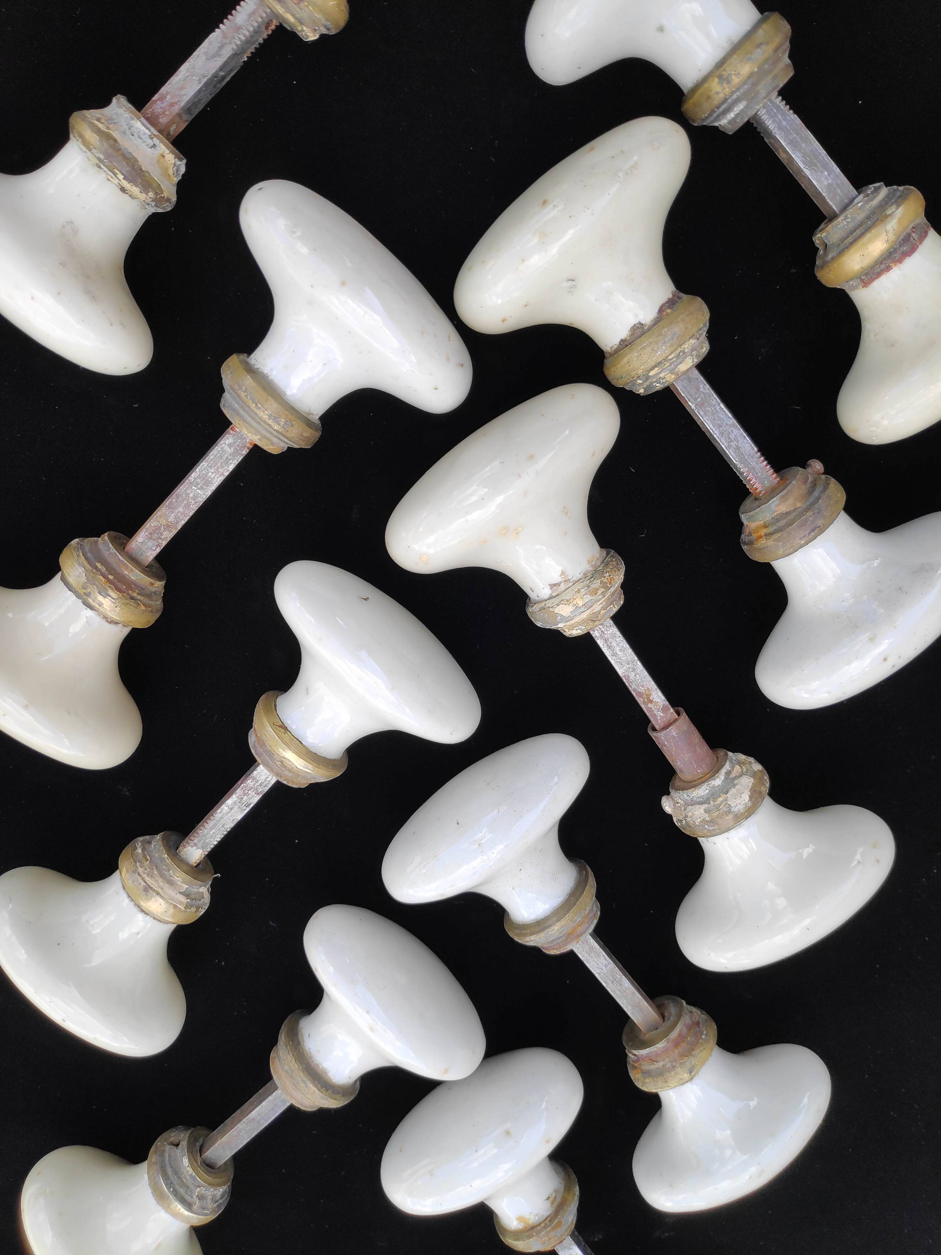 Set of 18 porcelain handles (B-0049-1)