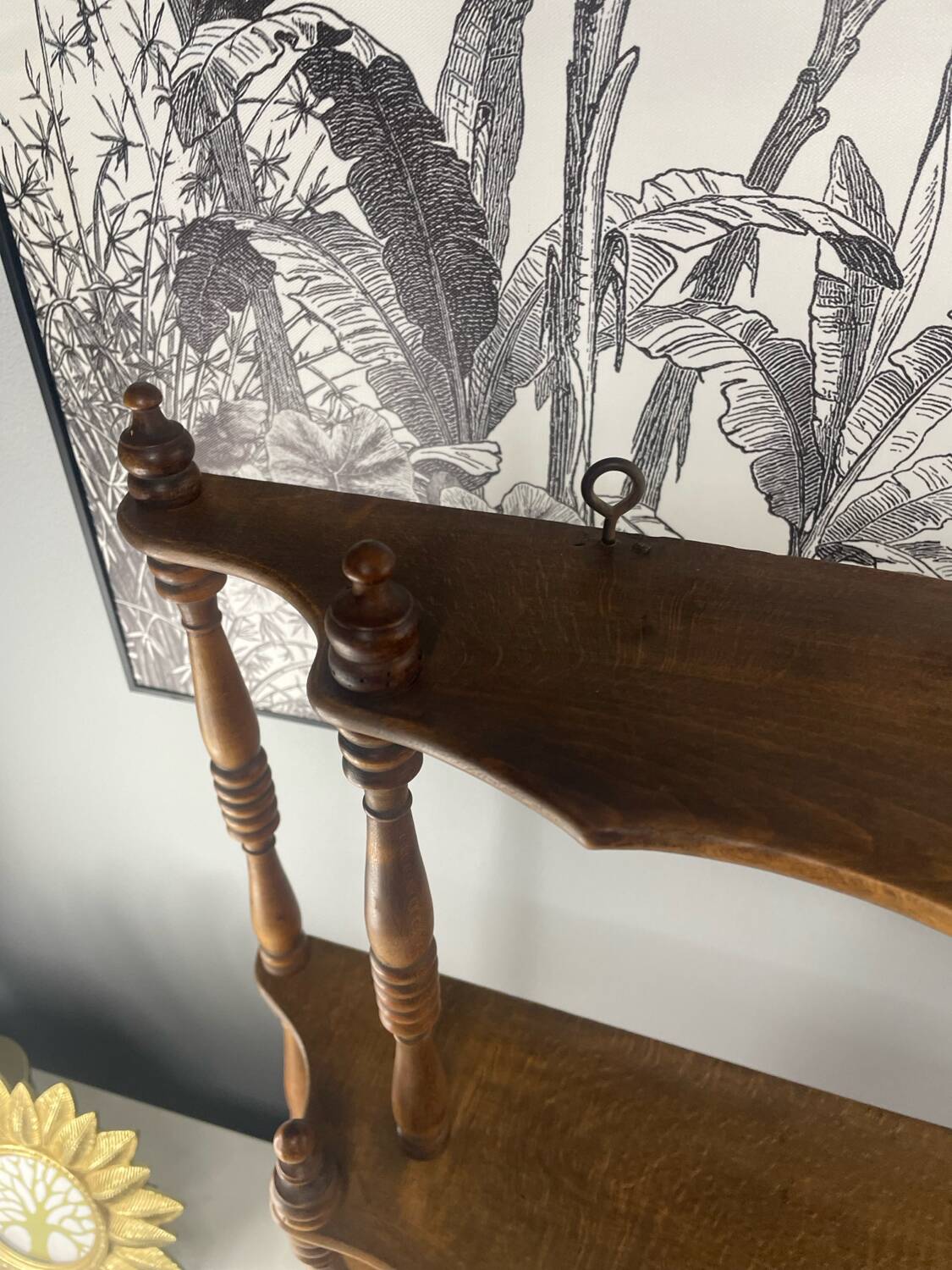 Étagère en bois tourné