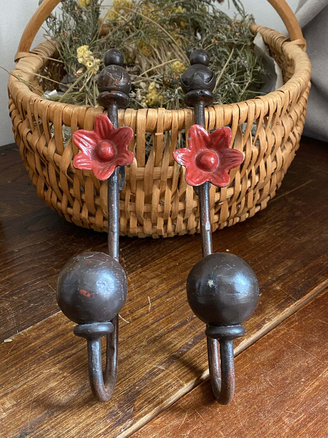Pair of wall hooks in cast iron