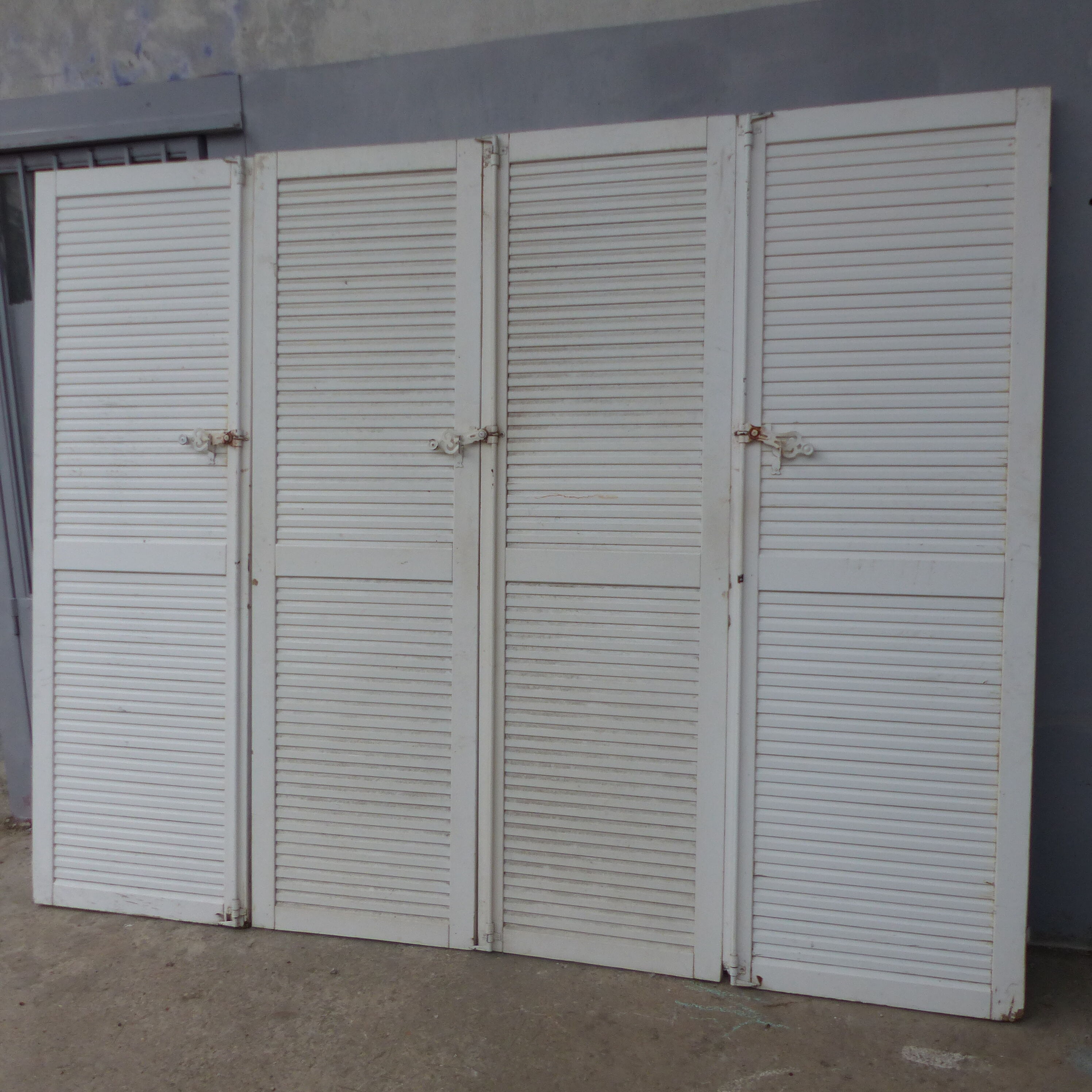 Set of 4 solid louvered shutters l 268 cm x h 212 cm