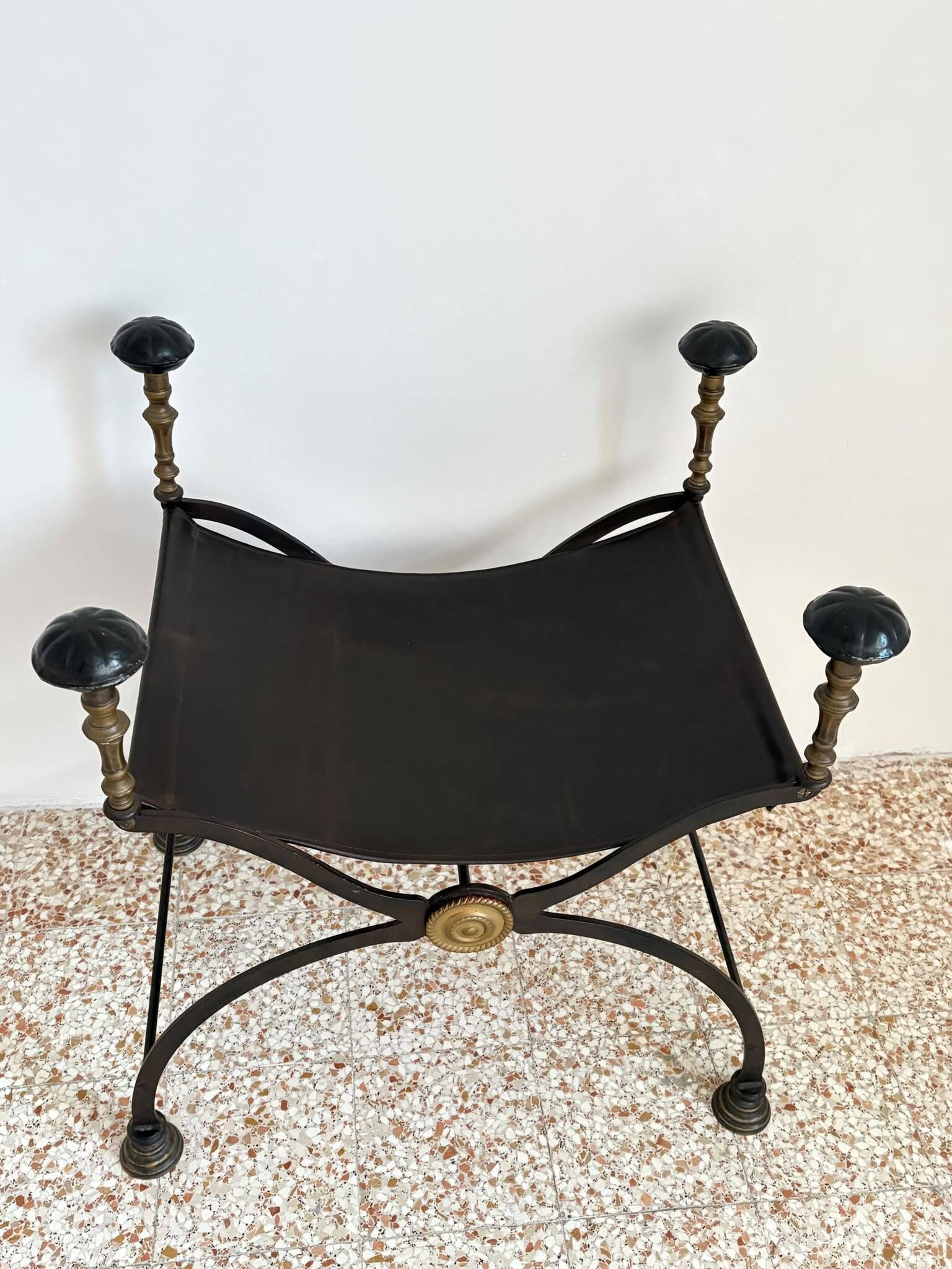 Seduta d’epoca anni 1920–1930 in ferro battuto, ottone e pelle .