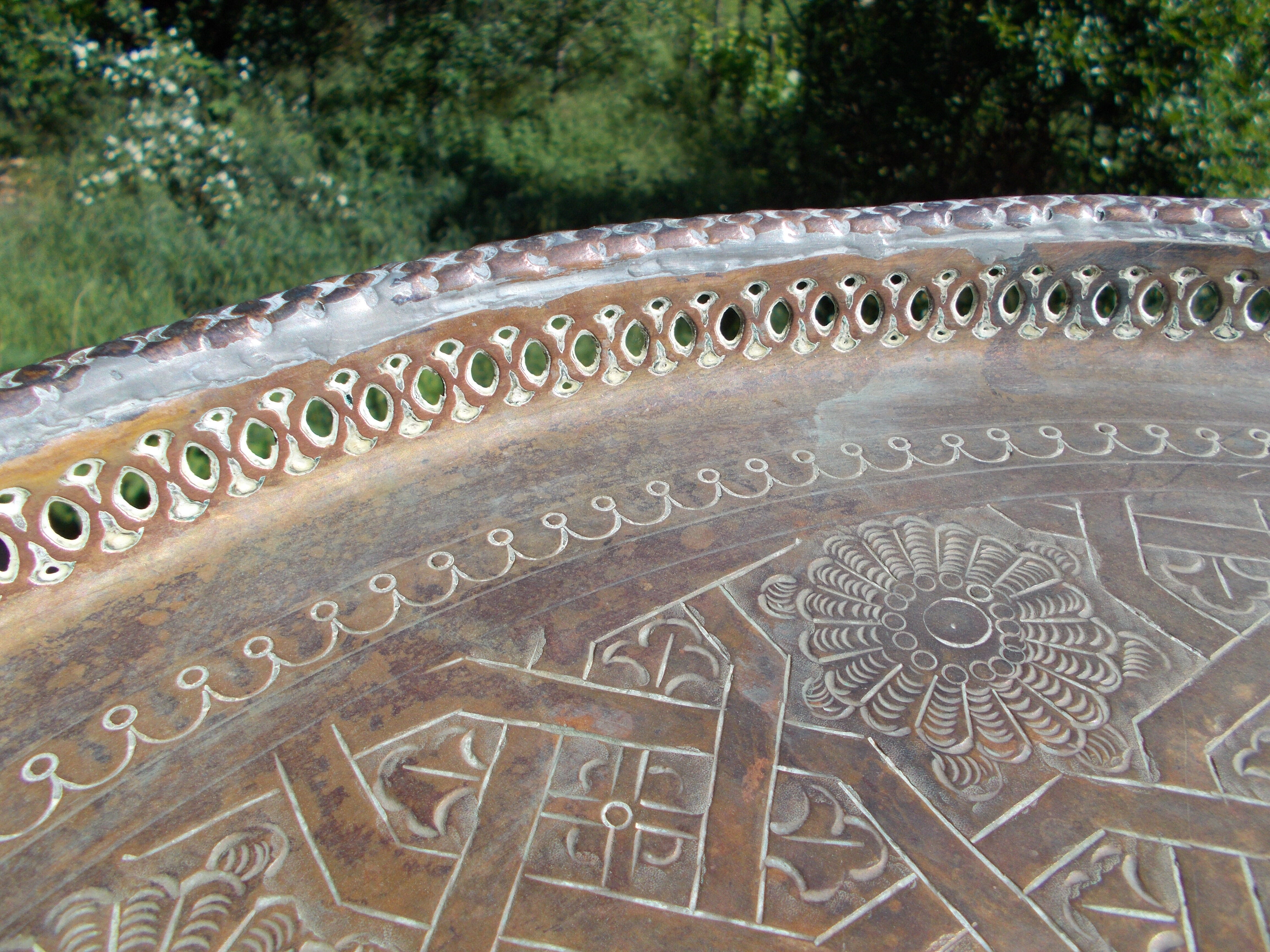 Ancien plateau cuivre sur pieds laiton Maroc Marocaine