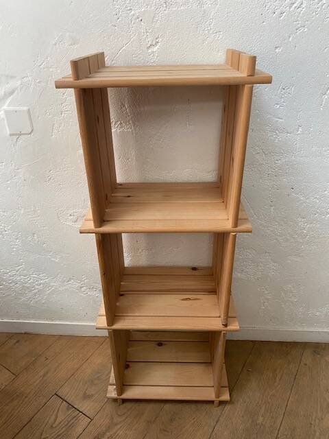 Ensemble d'étagères en bois sur pieds