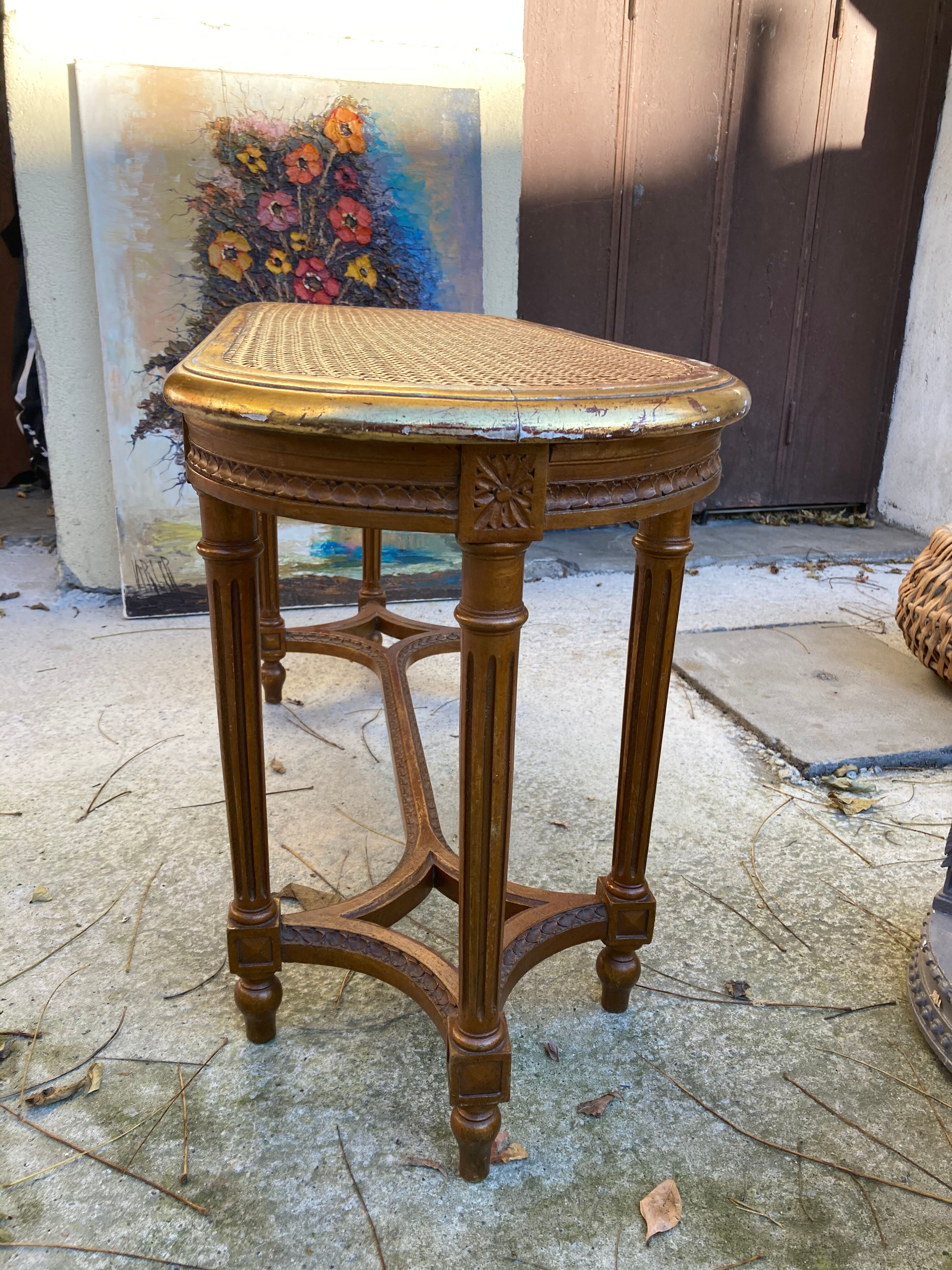Very beautiful old bench for solid wooden piano with canning in excellent condition