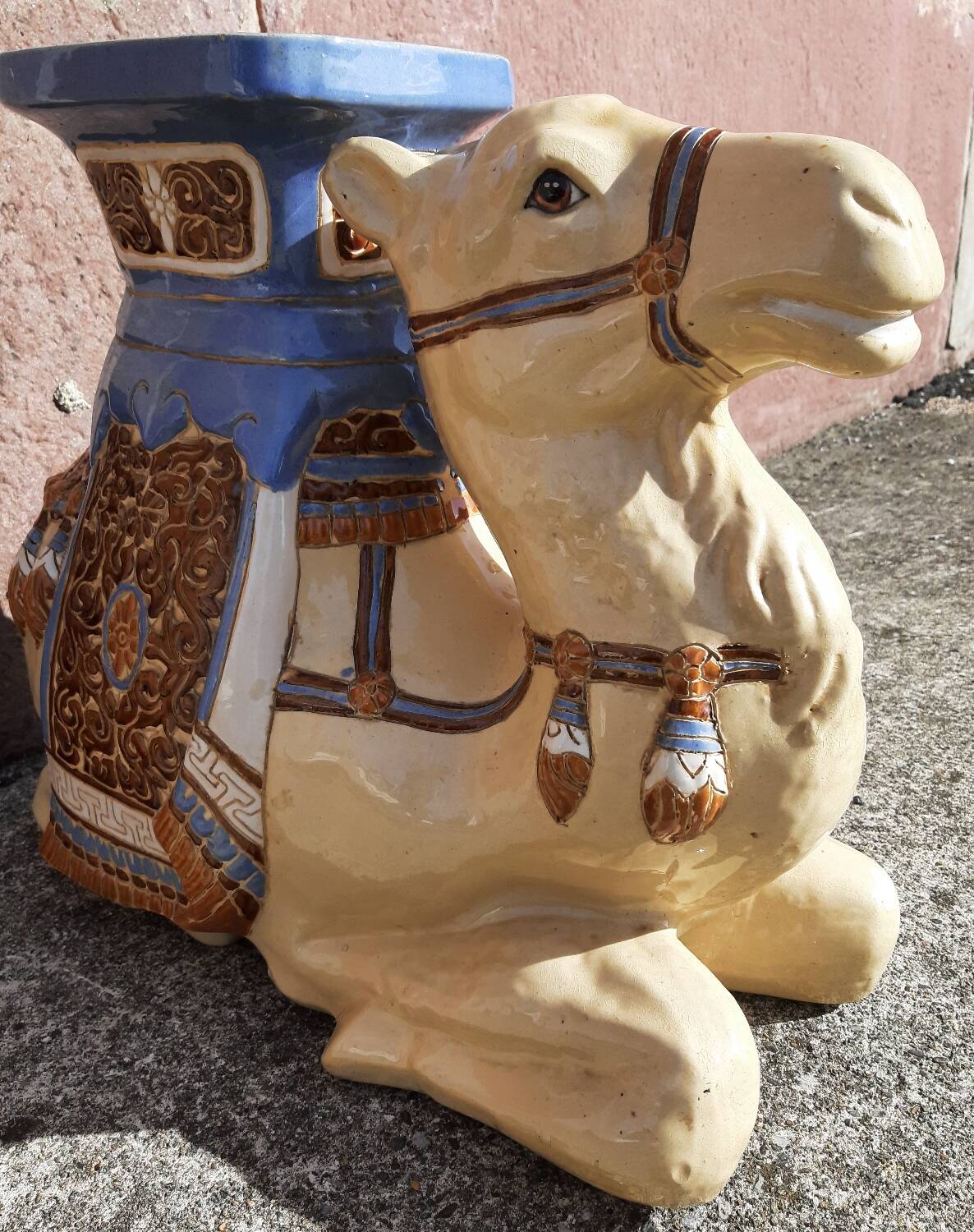 Camel side table in ceramic