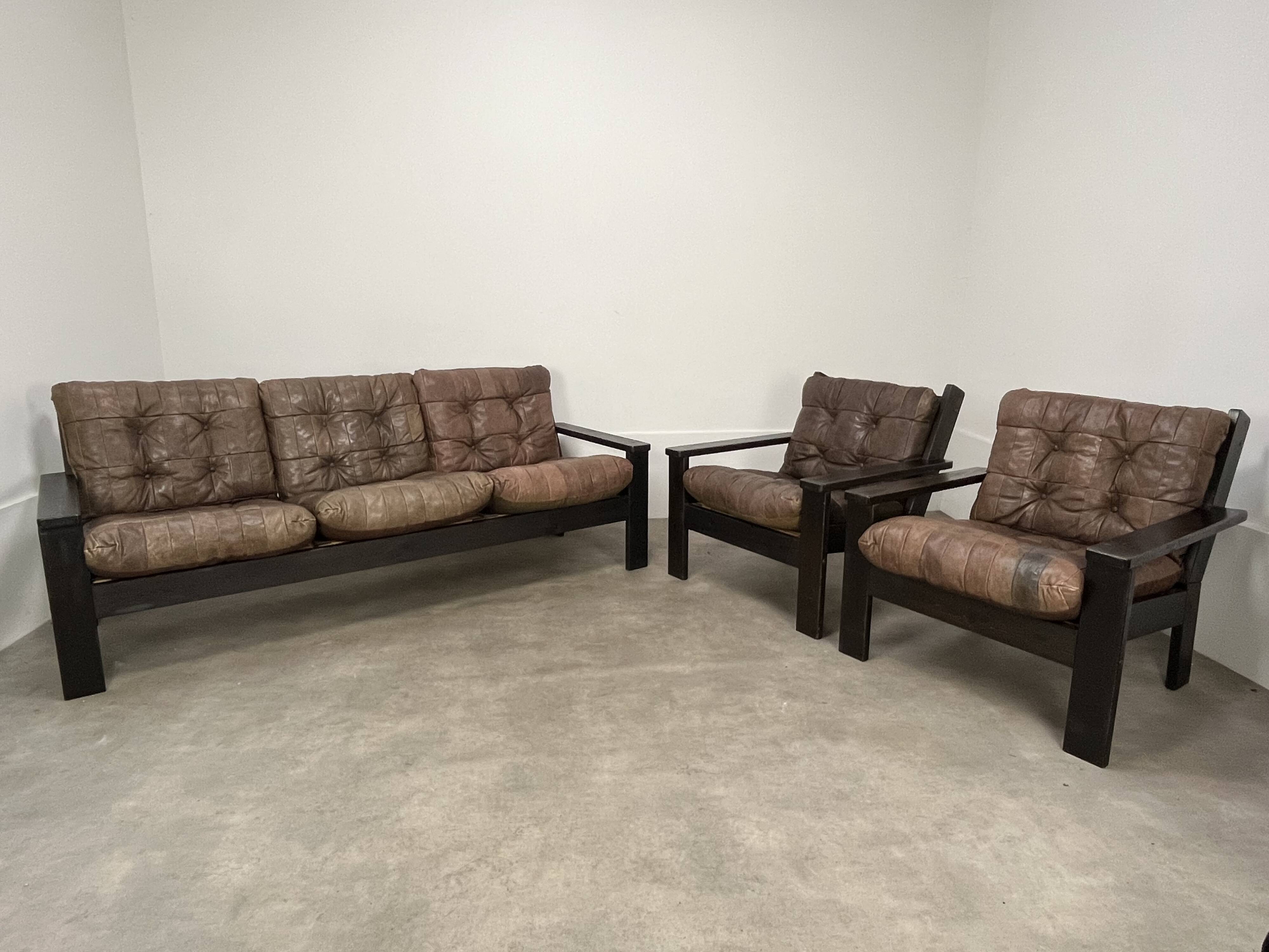 Living room sofa and brutalist armchairs in leather and wood, 70s, chalet style