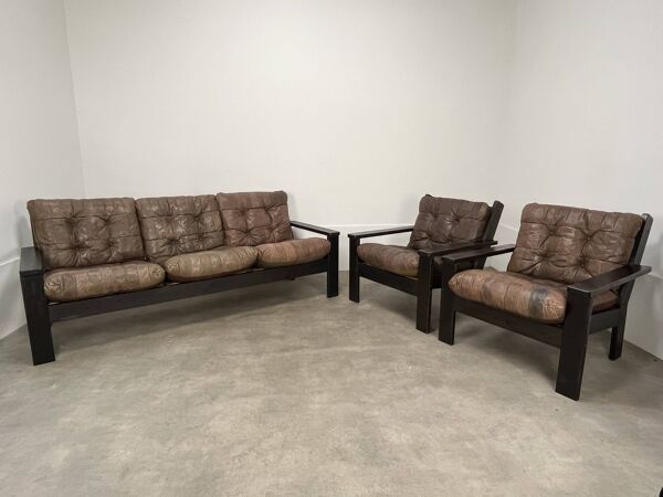 Salon canapé et fauteuils brutalistes cuir et bois, années 70, style chalet