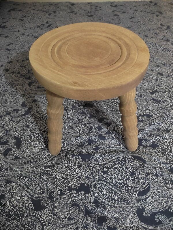 Tabouret bois massif pieds tripode aéro-gommé