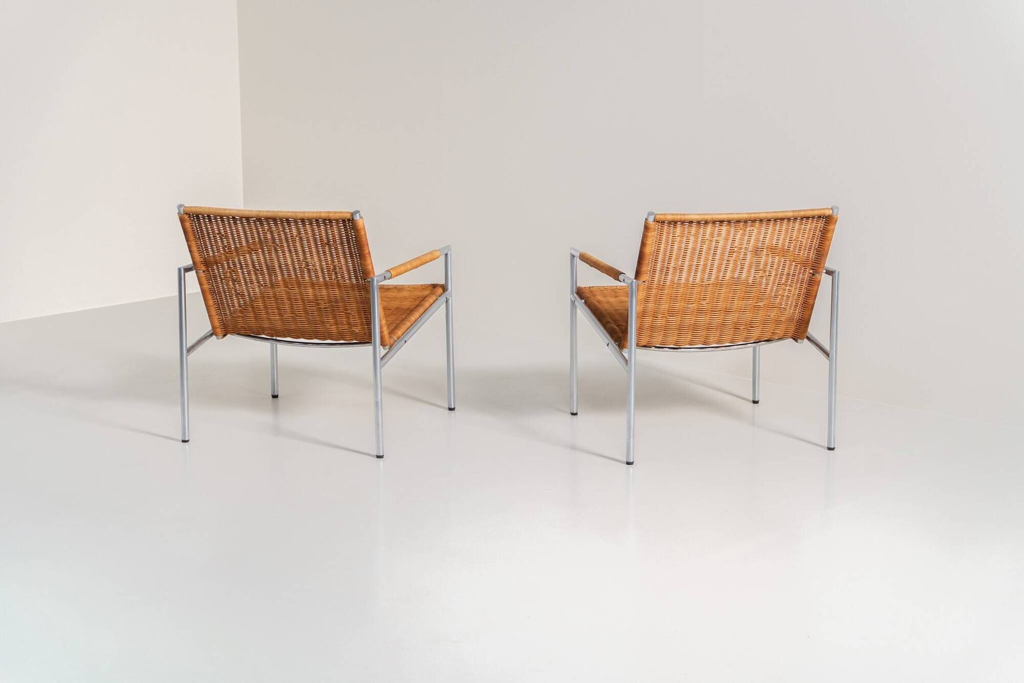 Early pair of modernist “SZ01” arm chairs by Martin Visser for Spectrum