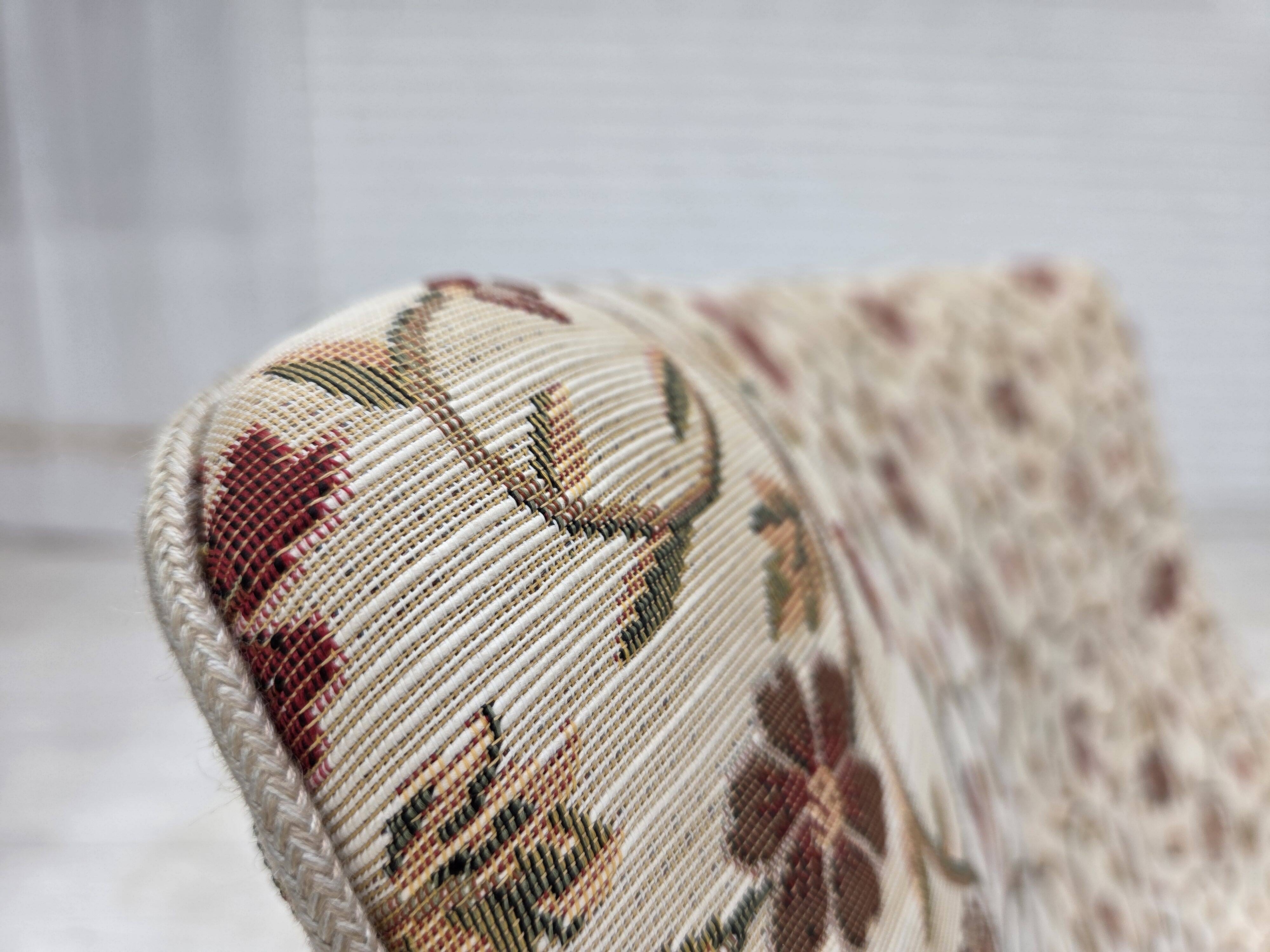 Fauteuil danois des années 1970, tissu jacquard, pieds en bois d'orme.