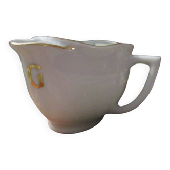 Porcelain gravy boat fat/lean