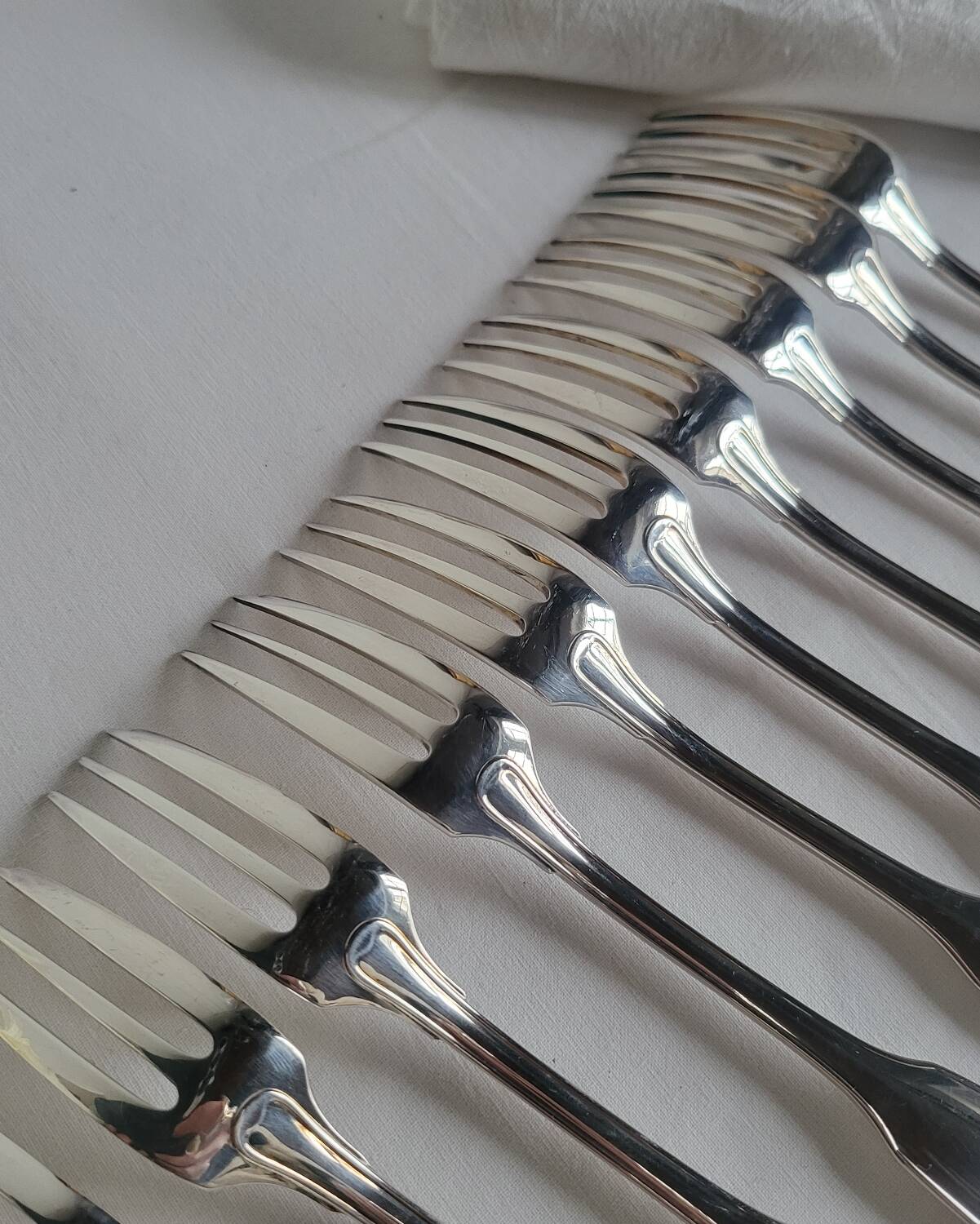 12 Christofle Versailles model cake forks in silver-plated metal.