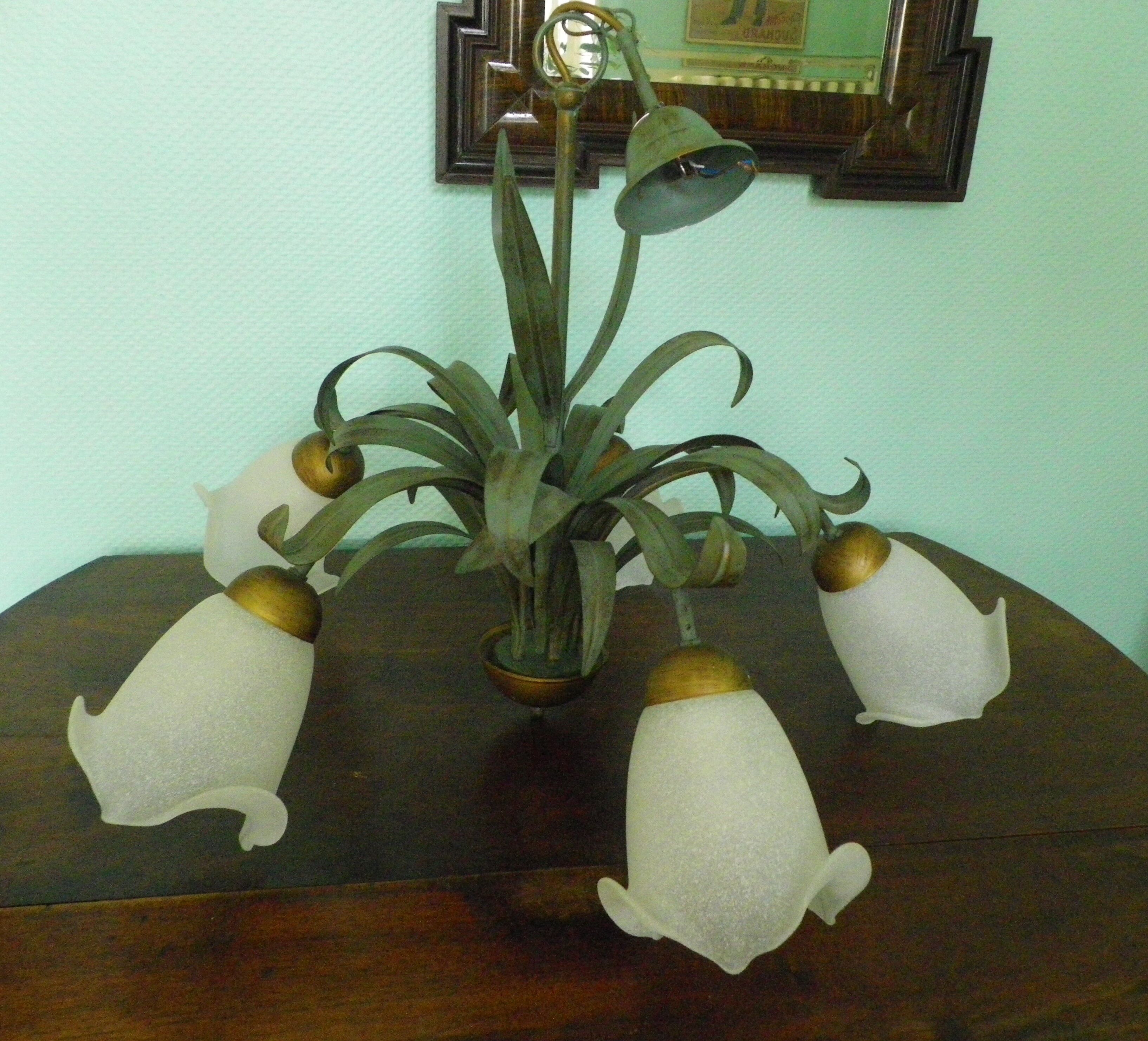 Chandelier of 5 corollas in white granite glass, central decoration with foliage 70s /80s