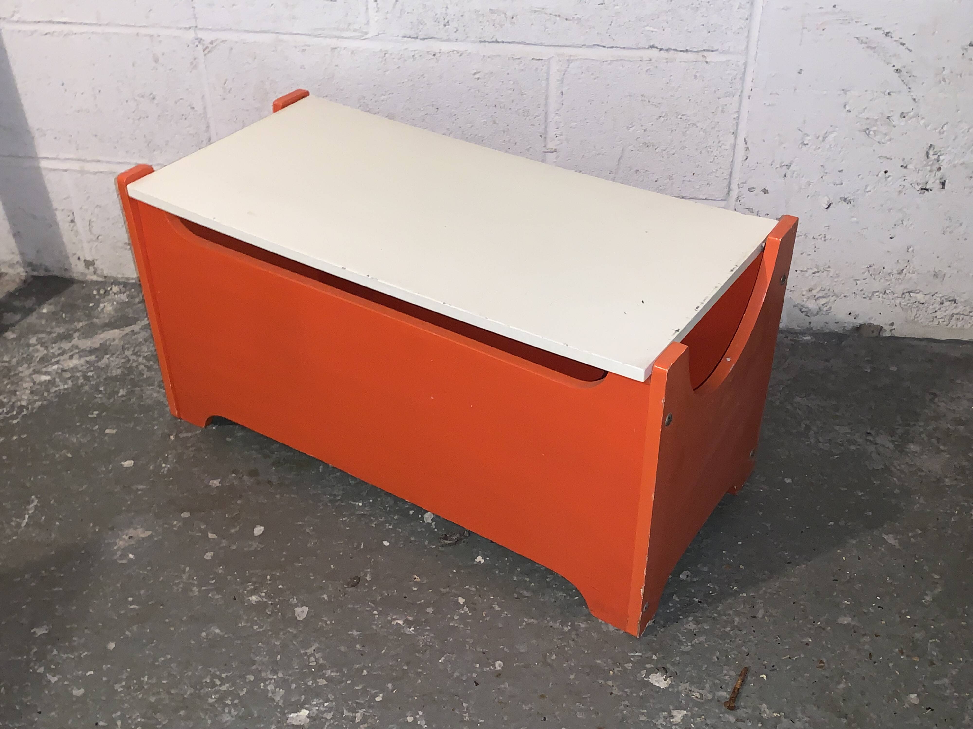 Vintage Space Age Italian Design Chest and Bench by Fratelli Reguitti