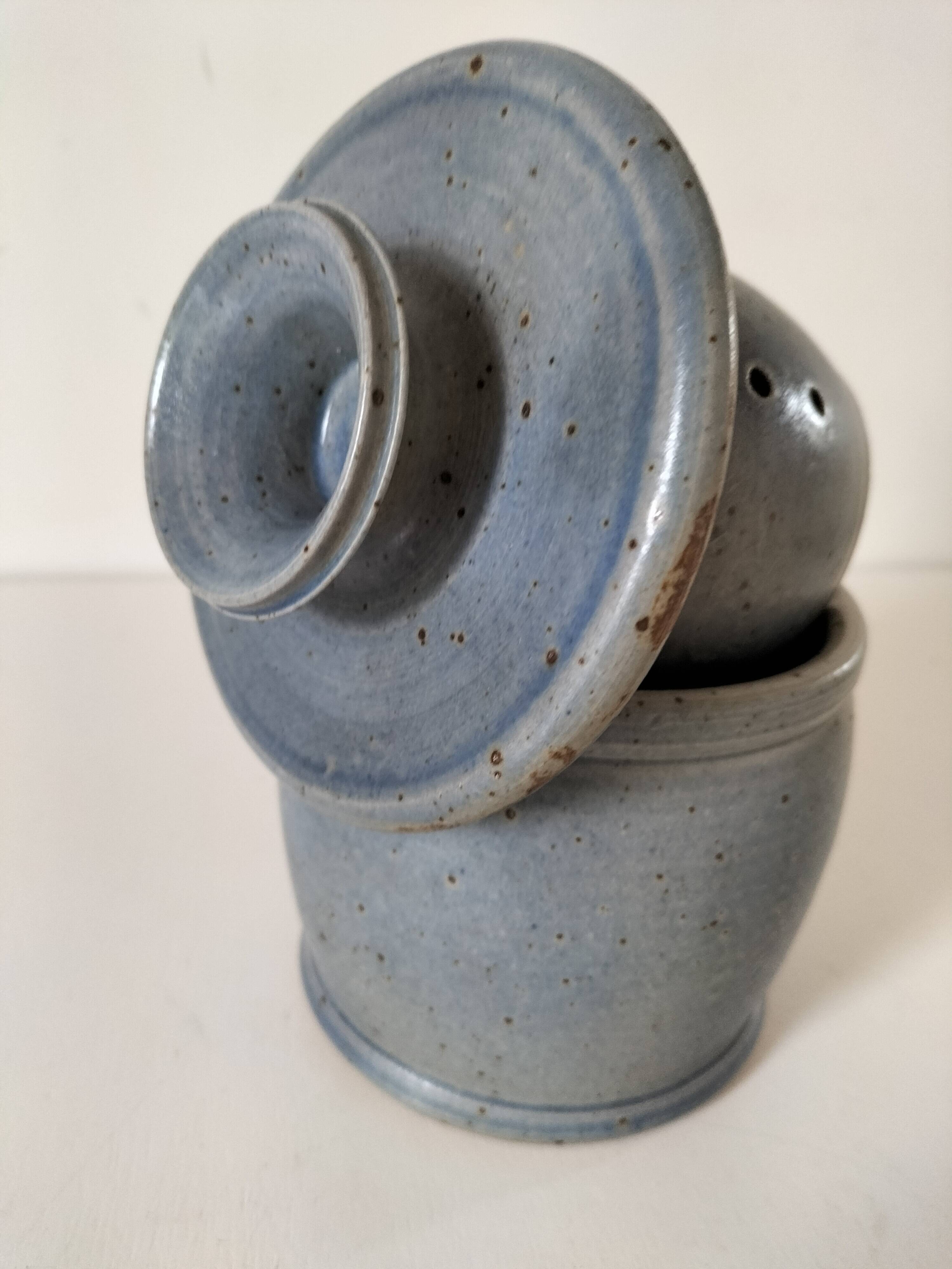 Beurrier à eau en grès artisanal bleu-gris moucheté