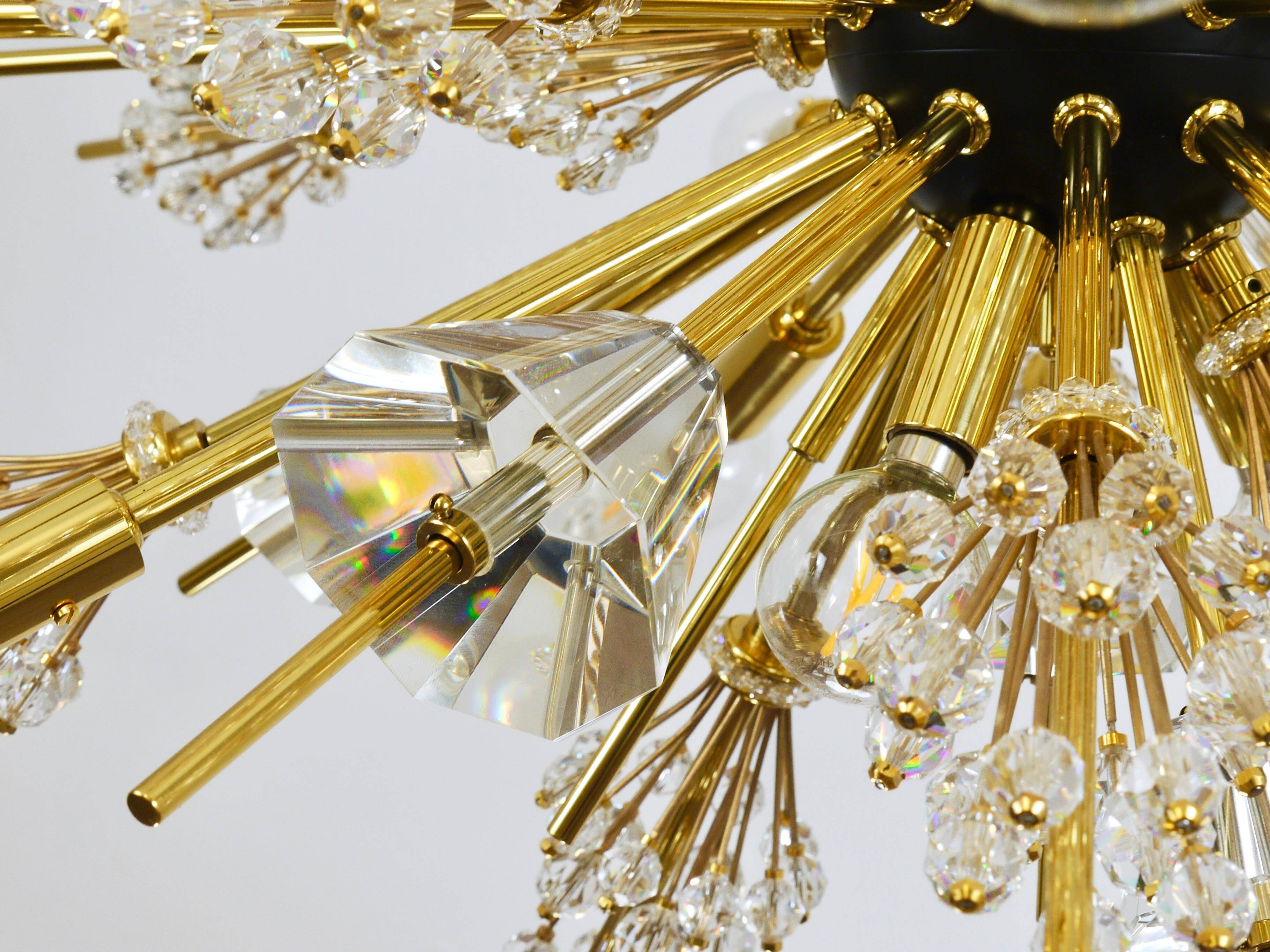 Grand Sputnik chandelier Metropolitan Opera in crystal and brass J.L. Lobmeyr